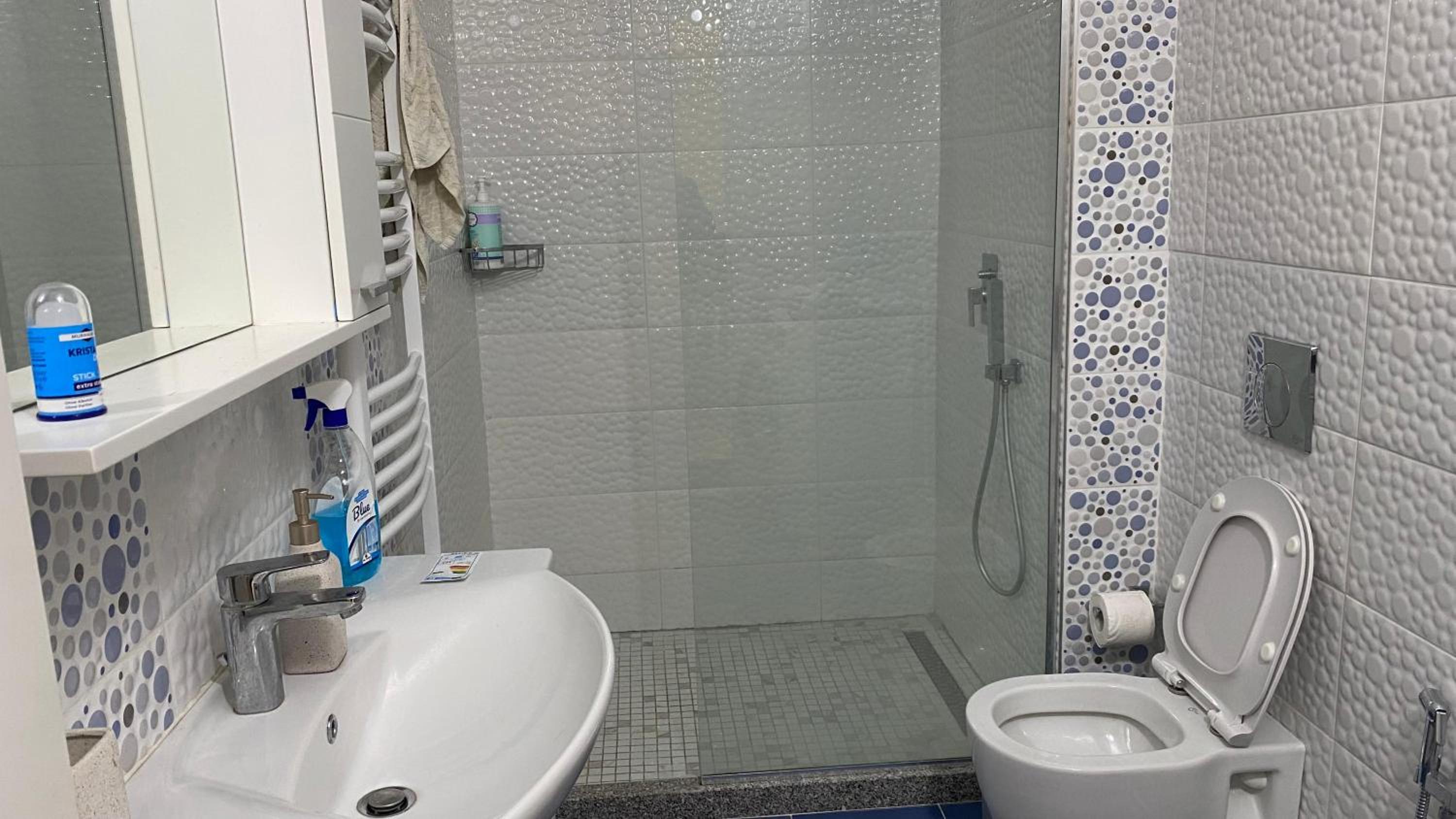 Seaview White Apartment