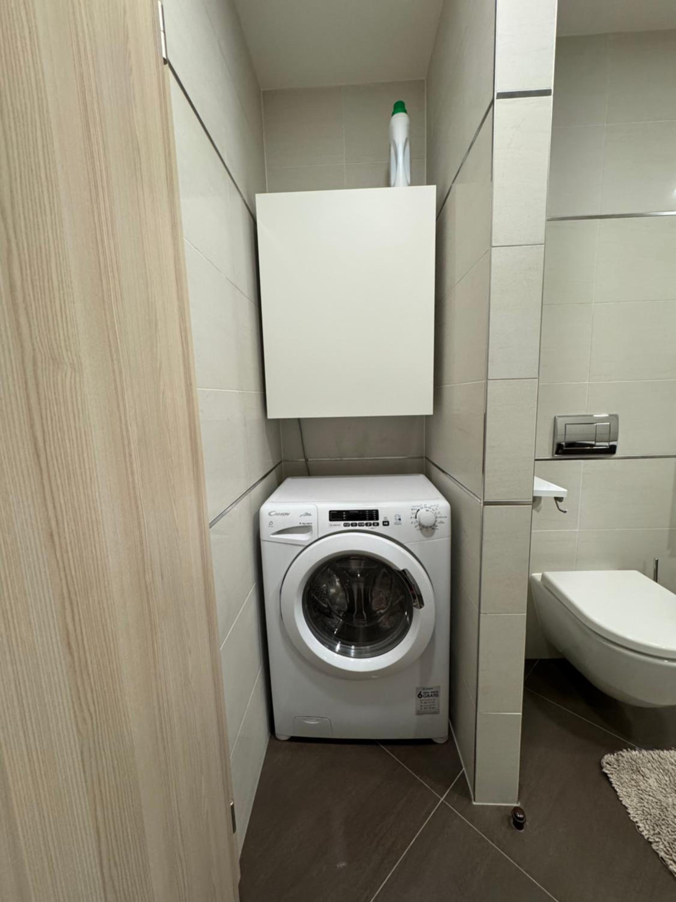 Cozy apt - parking & all amenities