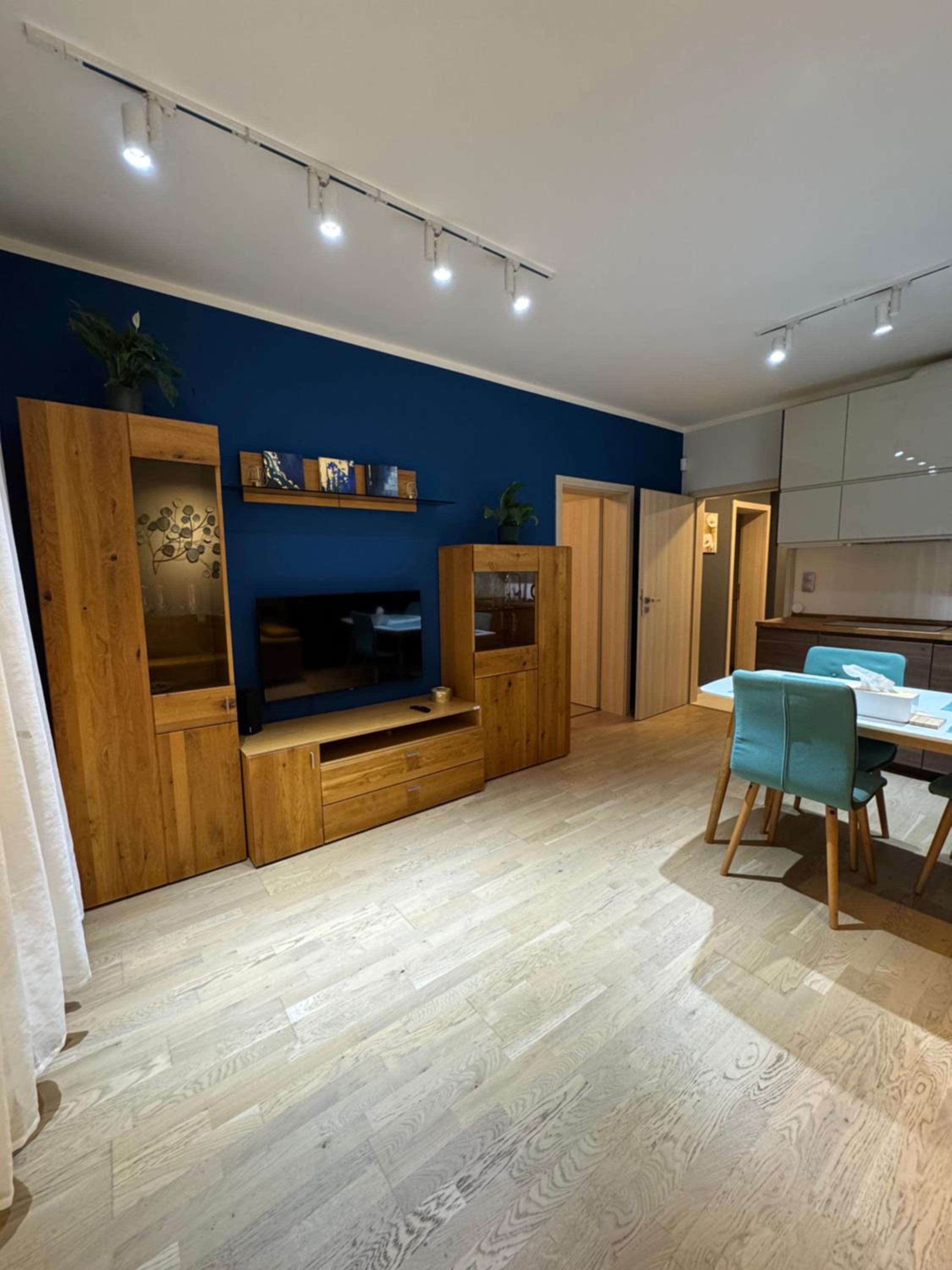 Cozy apt - parking & all amenities