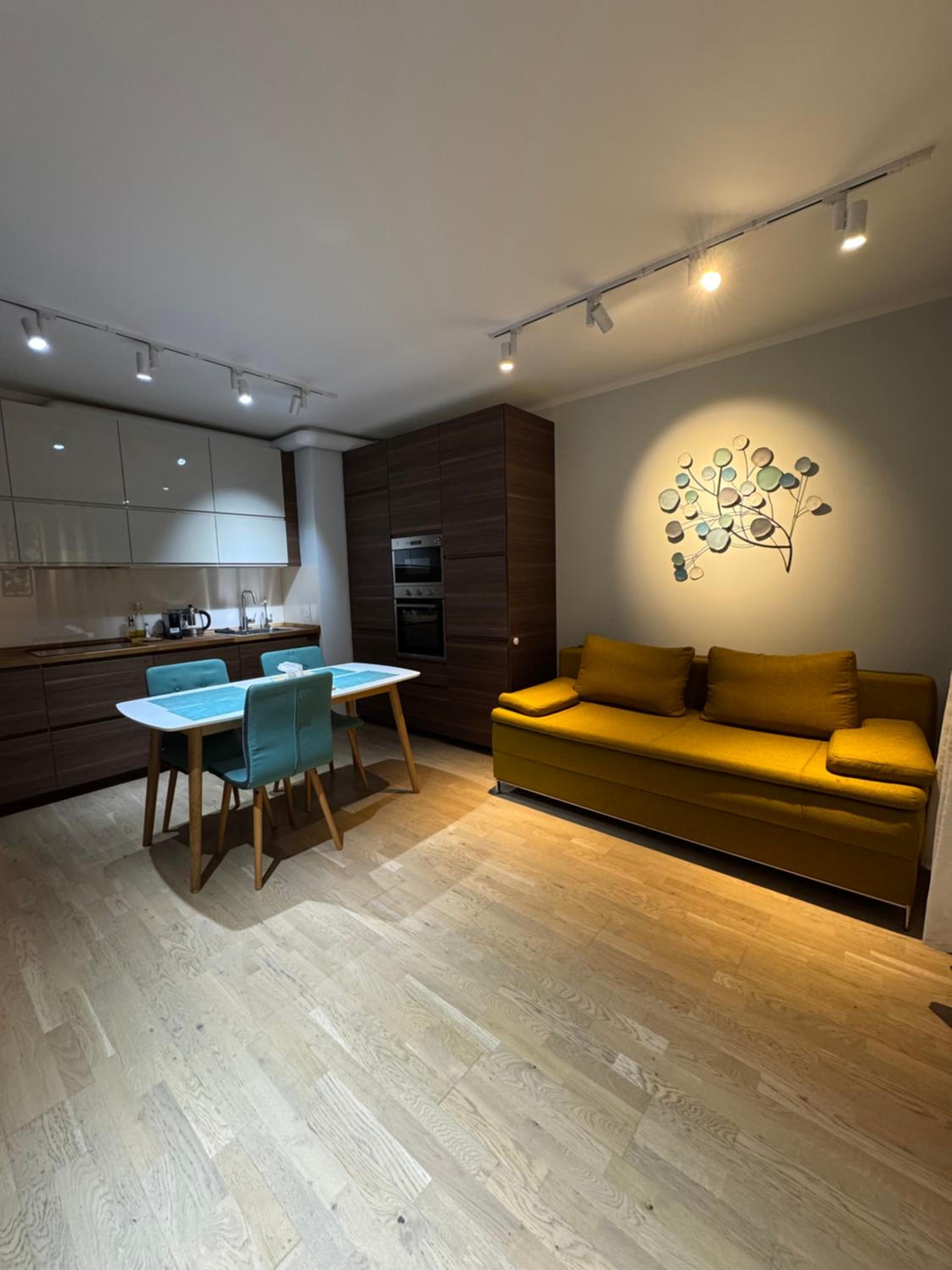 Cozy apt - parking & all amenities