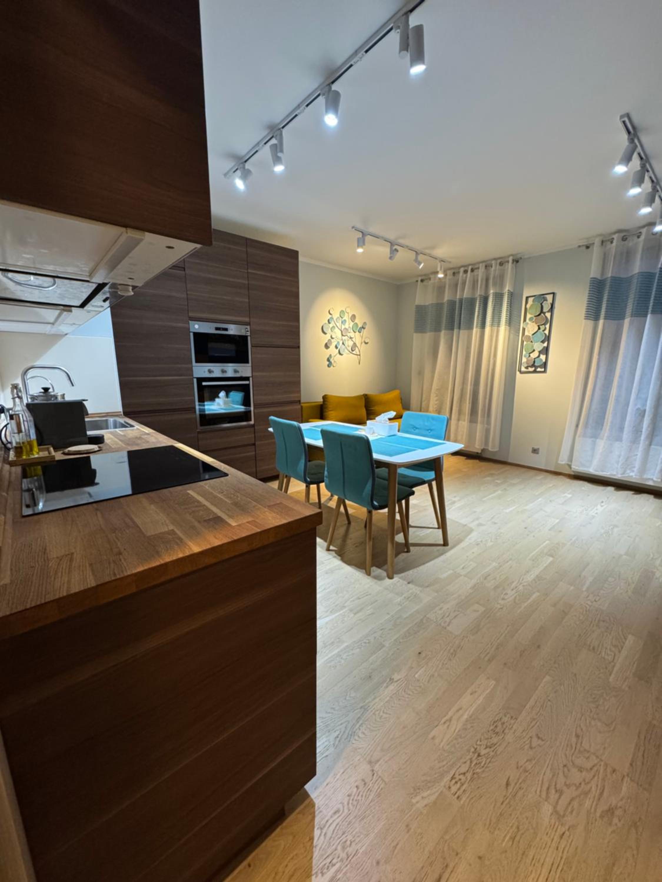 Cozy apt - parking & all amenities