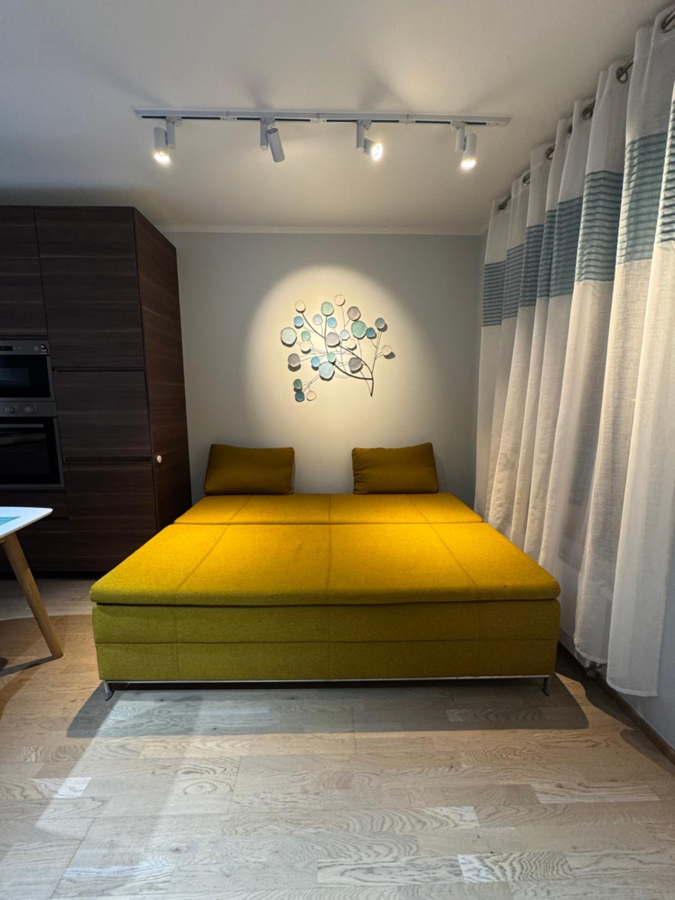 Cozy apt - parking & all amenities