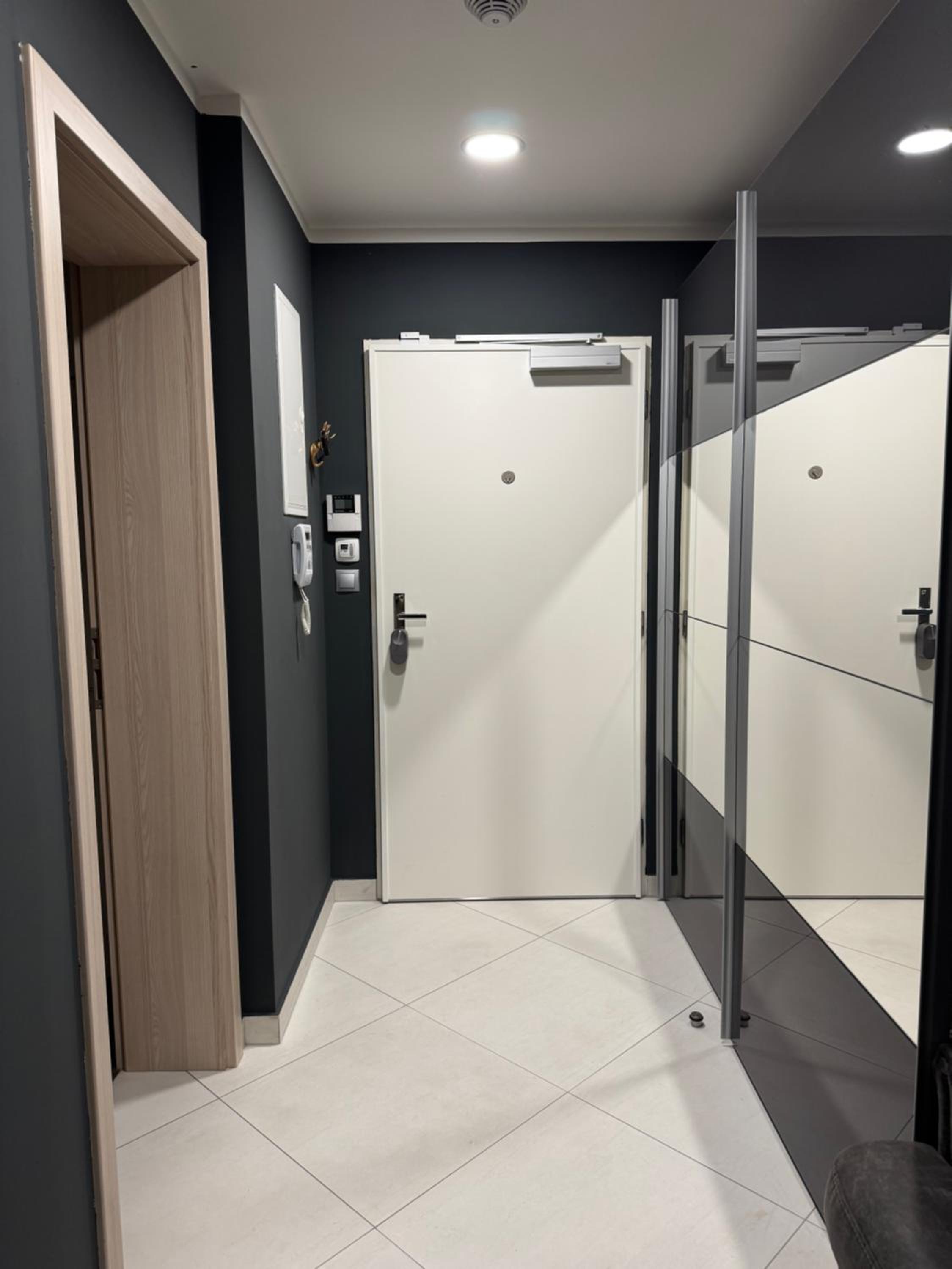 Cozy apt - parking & all amenities