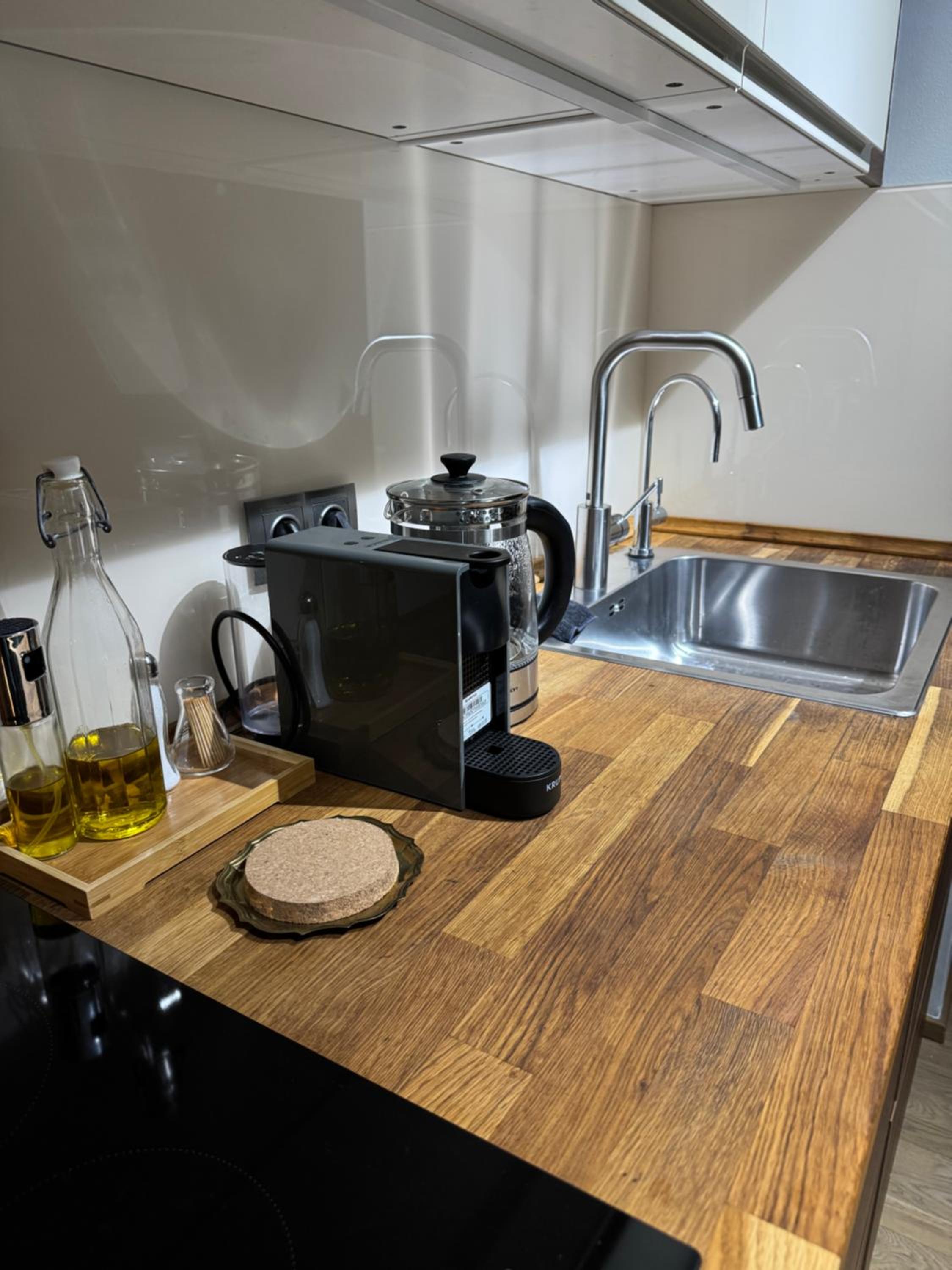 Cozy apt - parking & all amenities