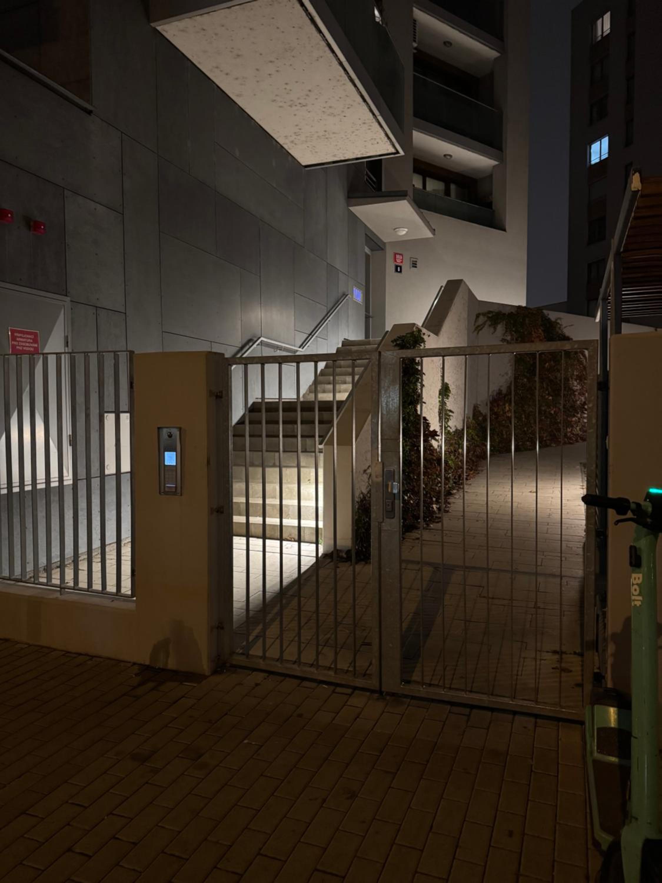 Cozy apt - parking & all amenities