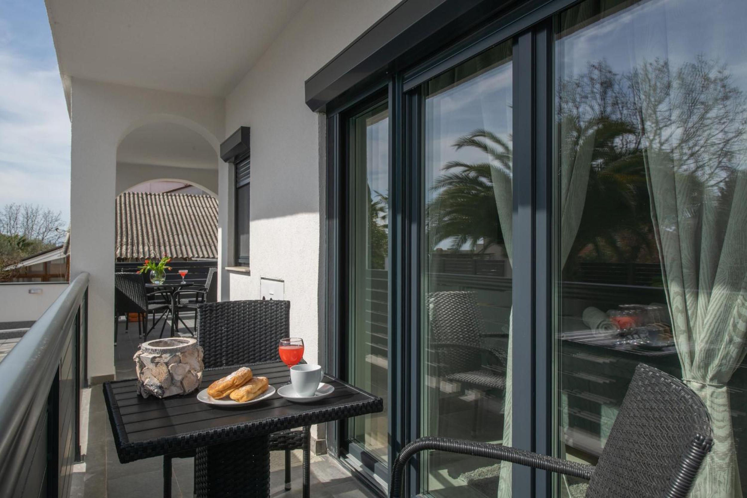 Apartments Villa LiLi near the beach view 5
