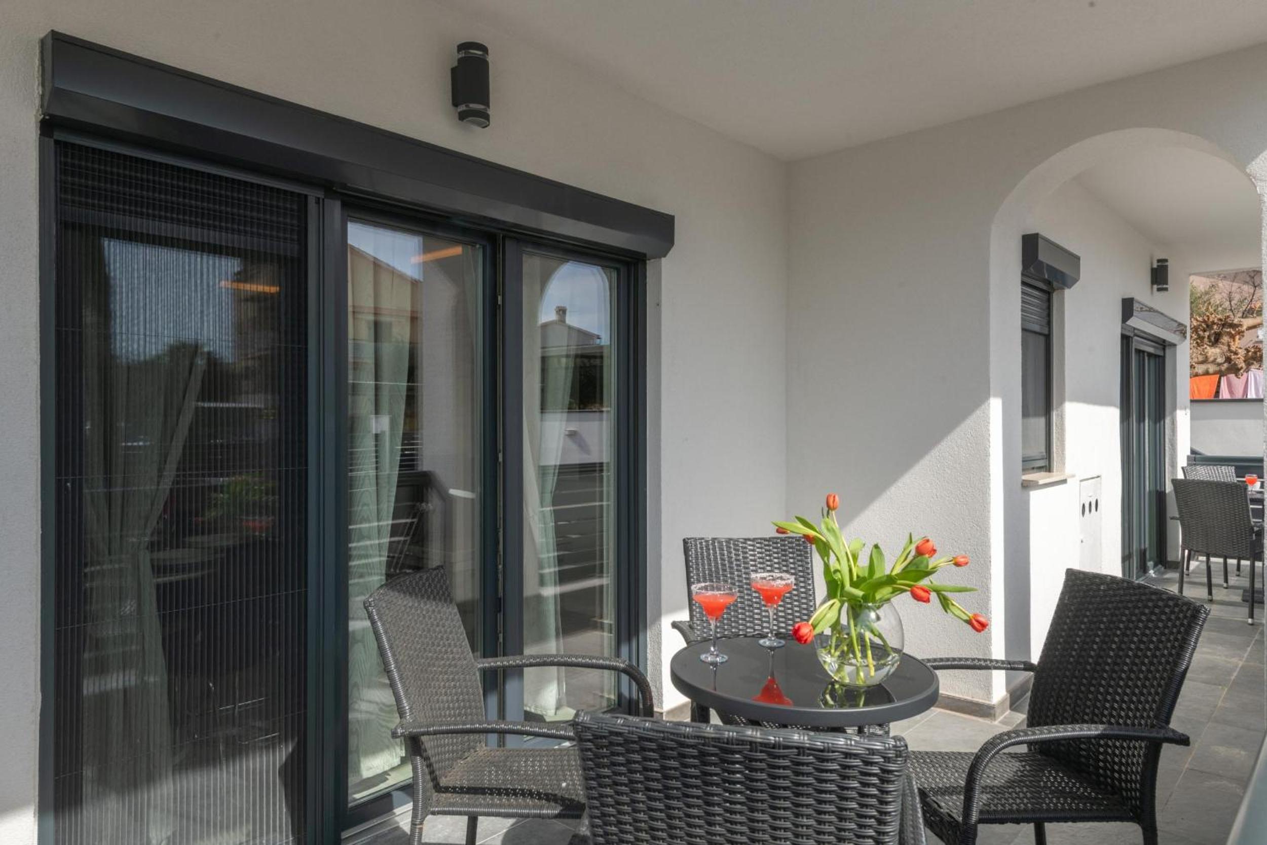 Apartments Villa LiLi near the beach view 4