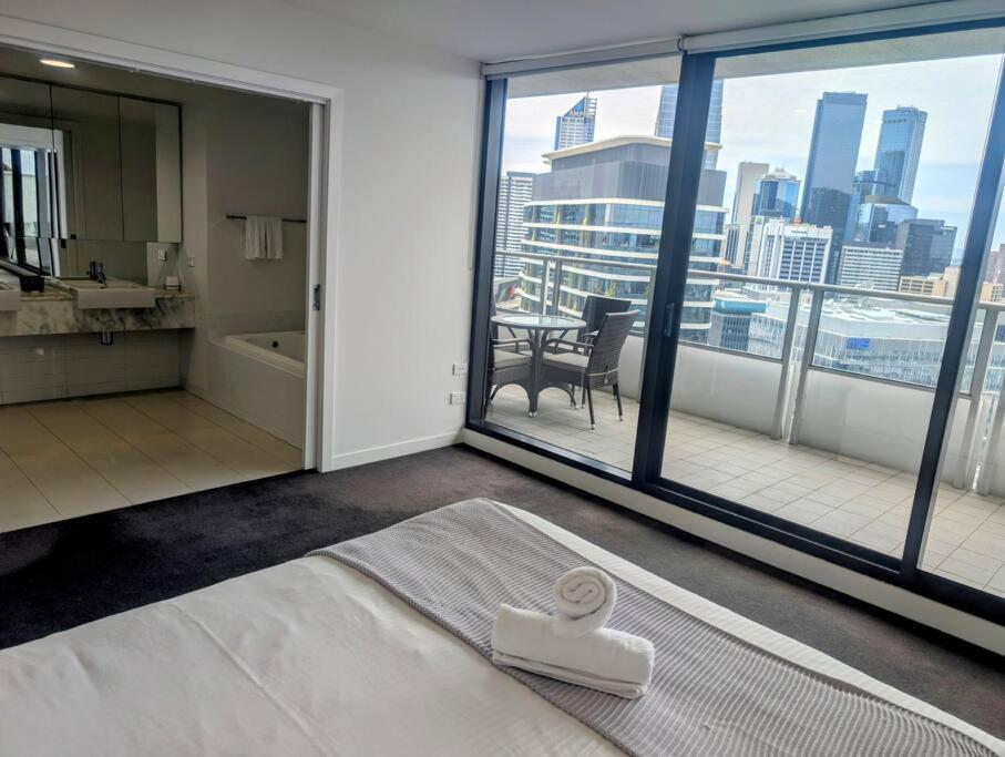 Panoramic Docklands Apartment