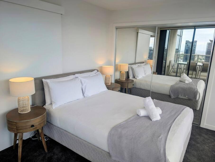 Panoramic Docklands Apartment