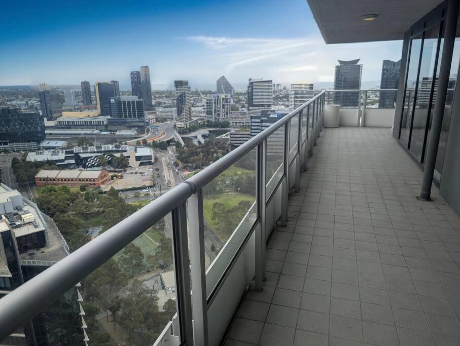 Panoramic Docklands Apartment