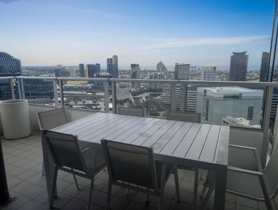 Panoramic Docklands Apartment