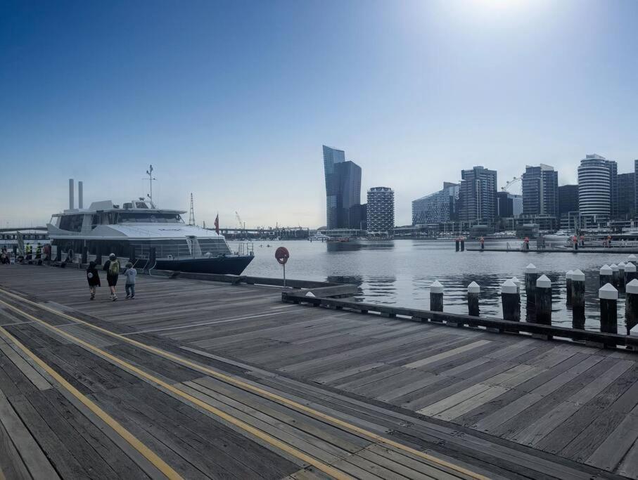 Panoramic Docklands Apartment