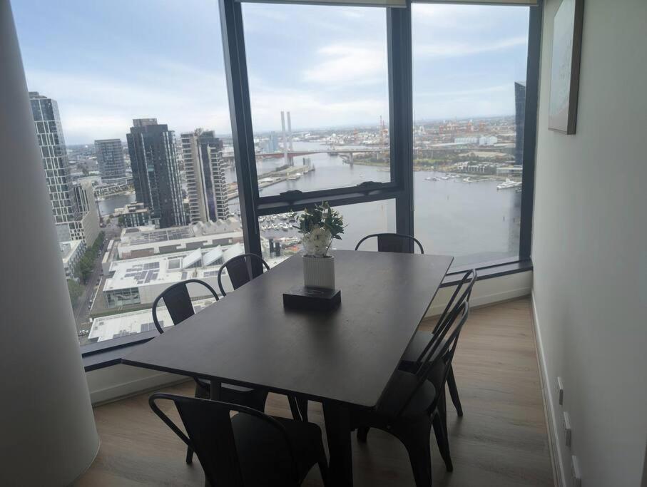 Panoramic Docklands Apartment