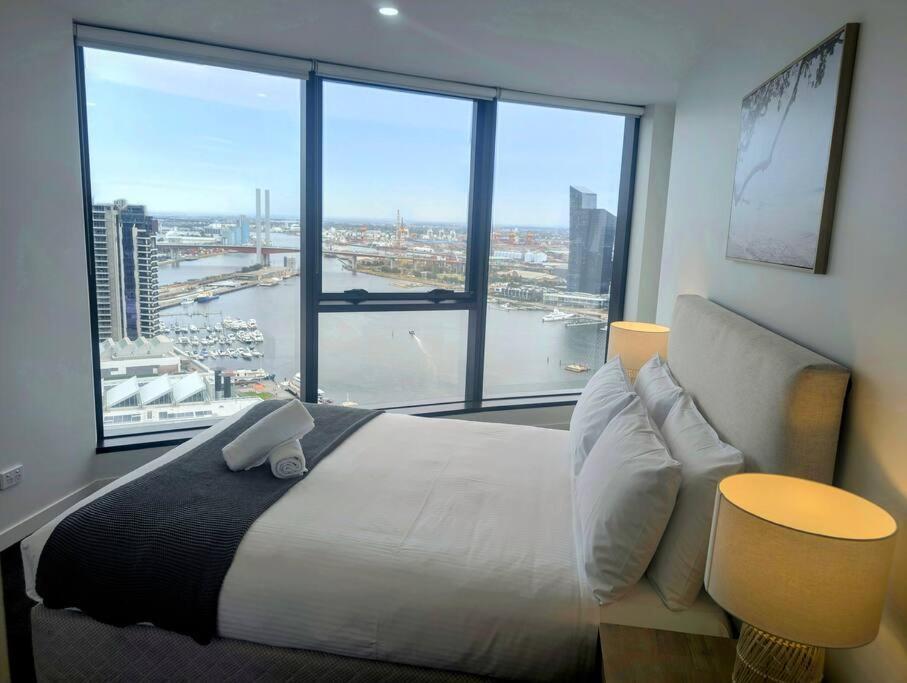 Panoramic Docklands Apartment