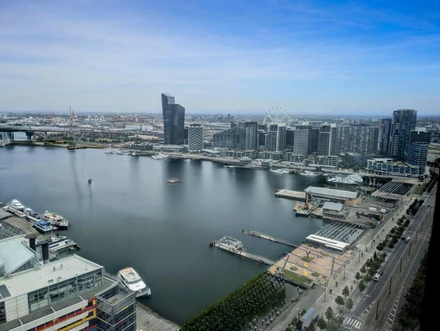 Panoramic Docklands Apartment