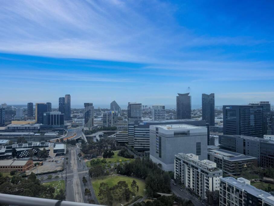 Panoramic Docklands Apartment