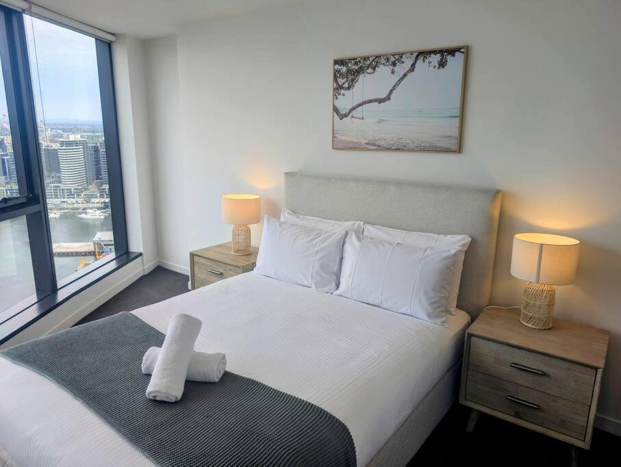 Panoramic Docklands Apartment