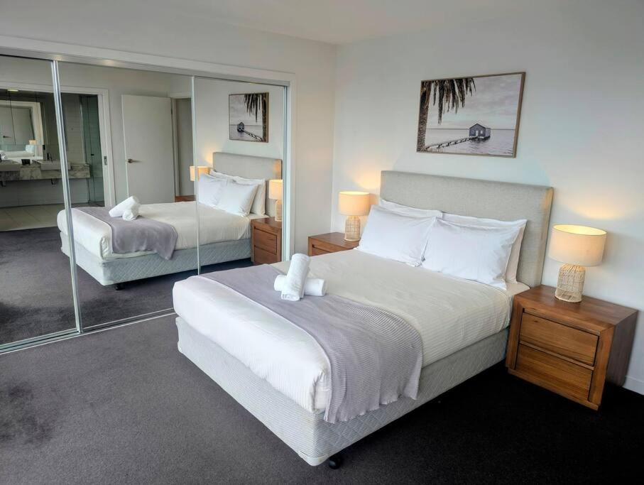 Panoramic Docklands Apartment