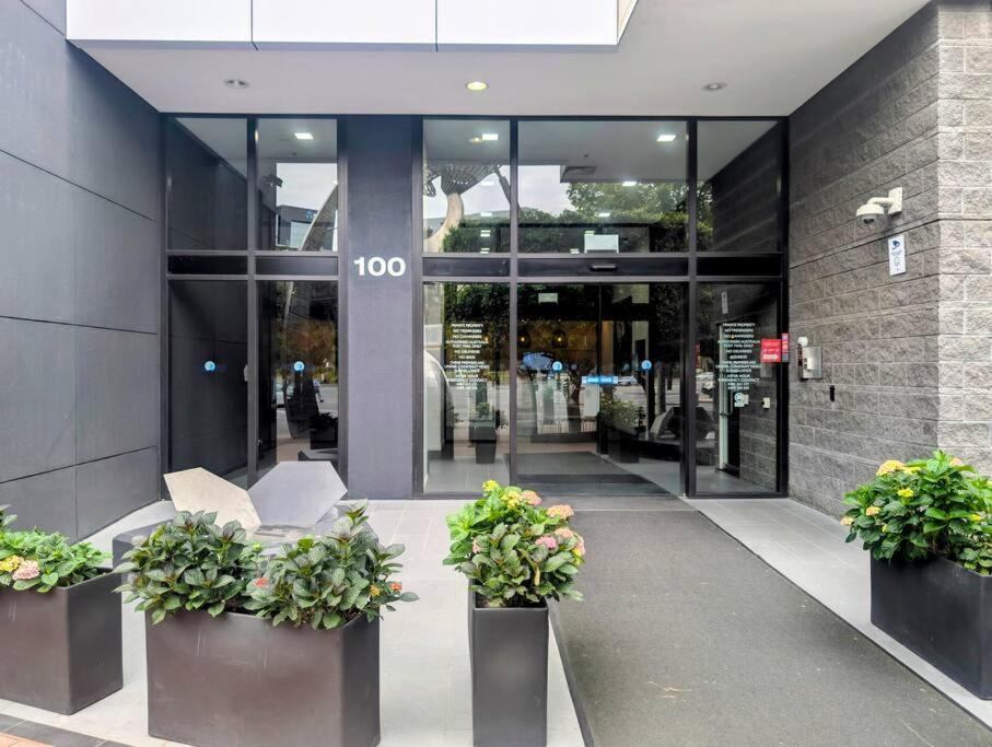 Panoramic Docklands Apartment
