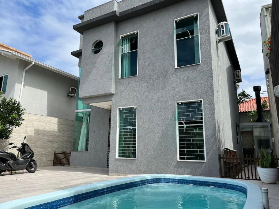 Casa com Piscina e Churrasqueira a 2km da Praia dos Ingleses
