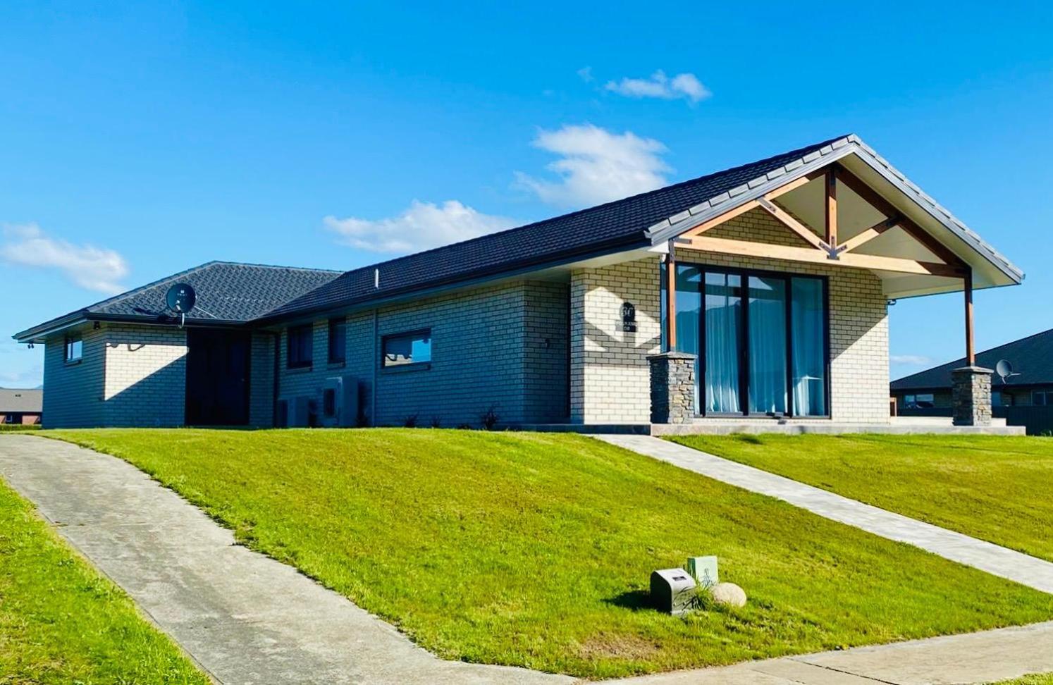 Hotel Holiday Home In Beautiful Te Anau - Image 1