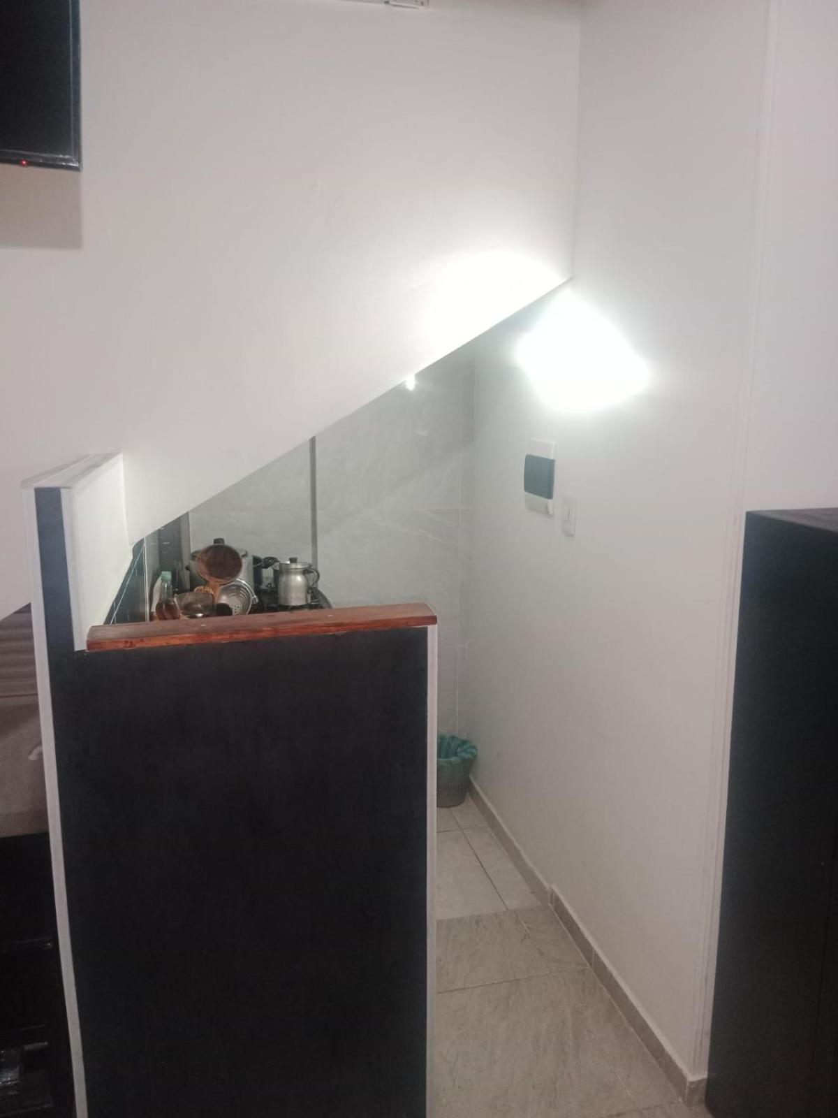 A Apartaestudio central amoblado con cocina y baño