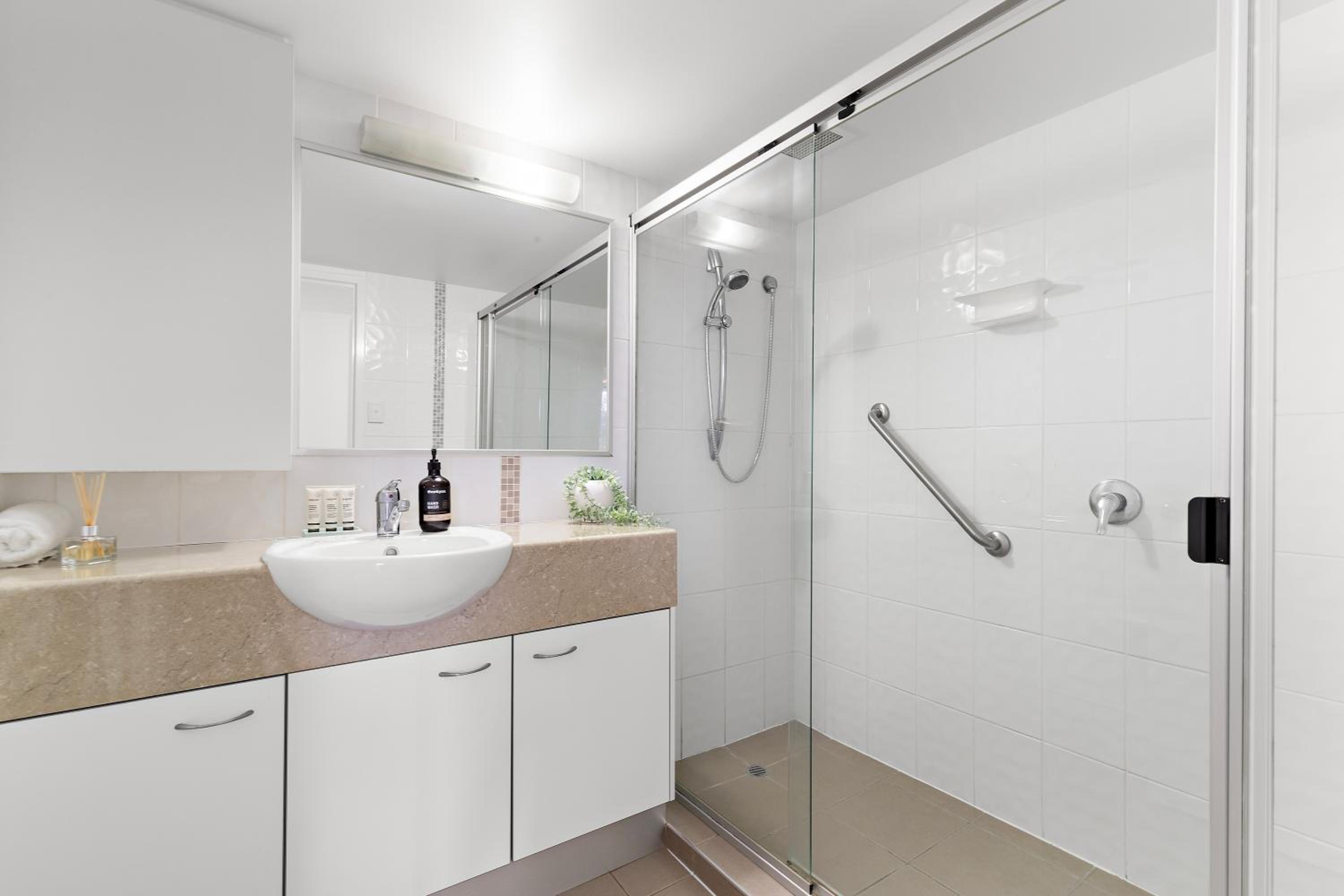 Coastal Comfort 3Bd Family-Friendly Apt WPool