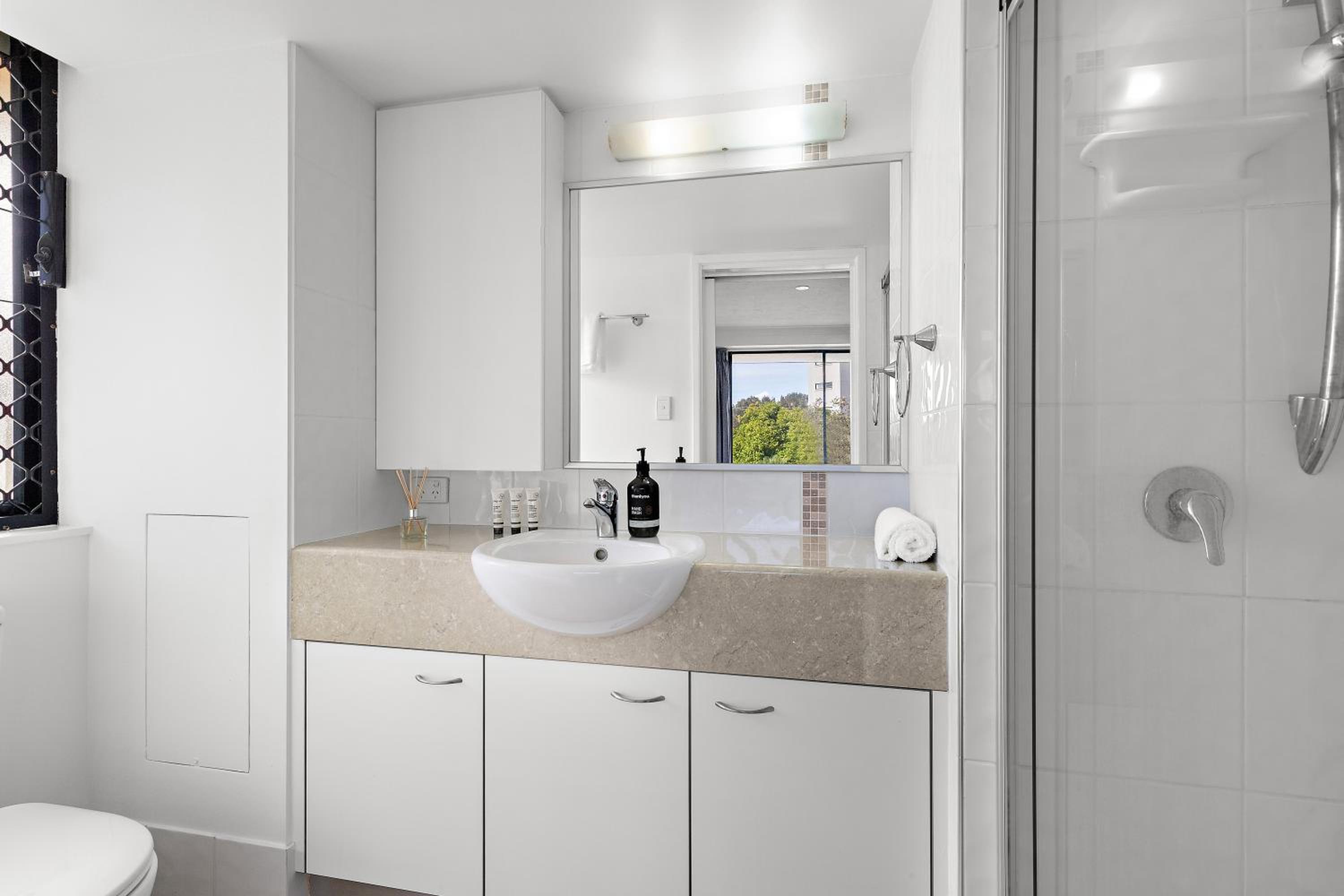 Coastal Comfort 3Bd Family-Friendly Apt WPool
