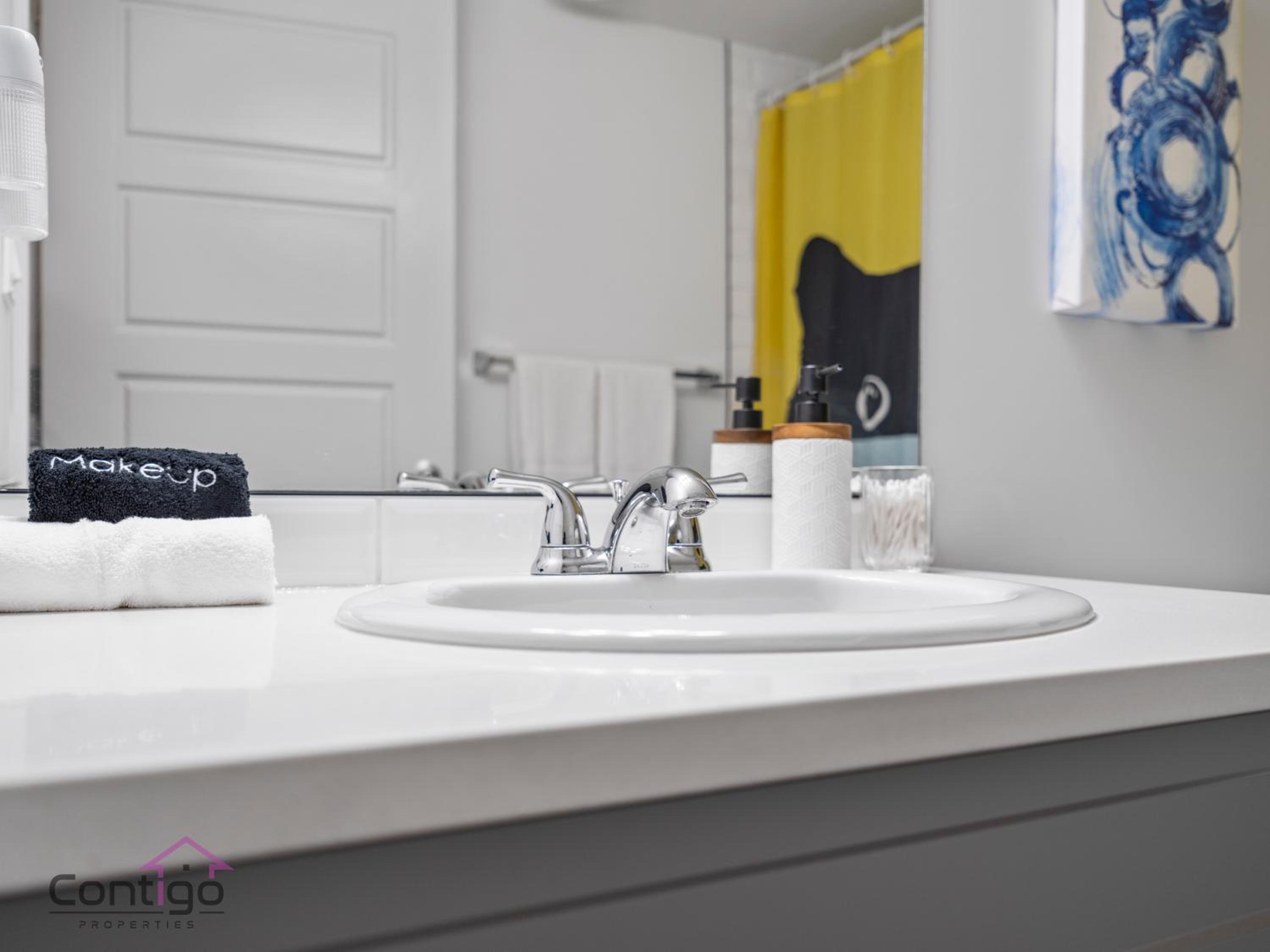 Blissful Suite, Cozy, WiFi, Desk, Close to WEM