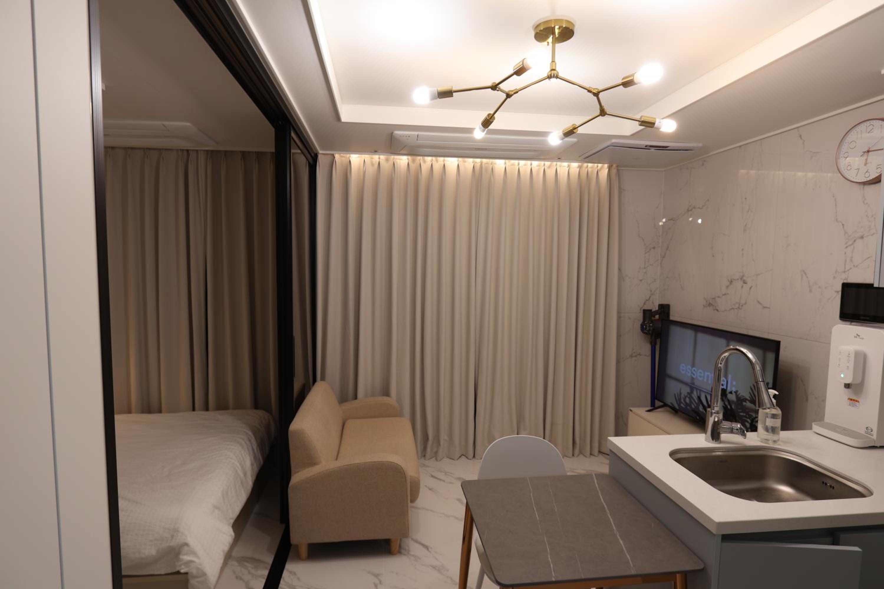 City Hall,Central Seoul apartment view 4