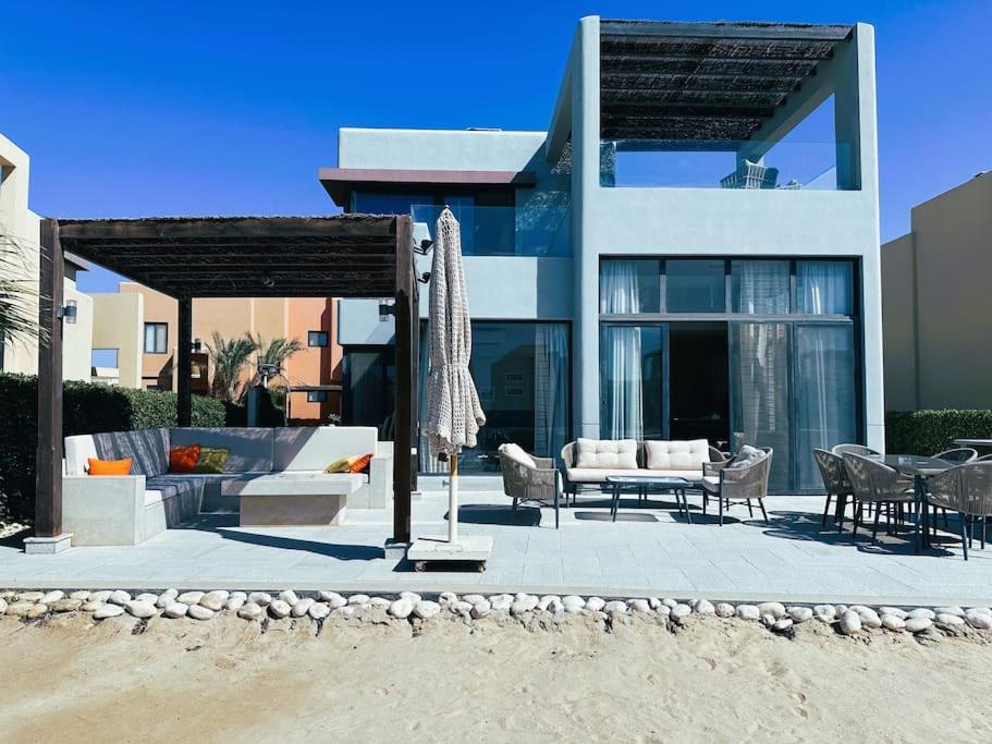 Luminous 4BR Villa, Free Pool & Lagoon Access At Gouna view 2
