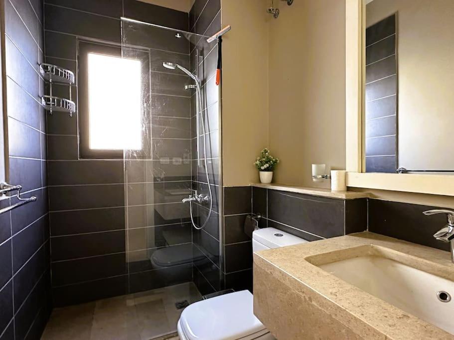 Luminous 4BR Villa, Free Pool & Lagoon Access At Gouna view 3