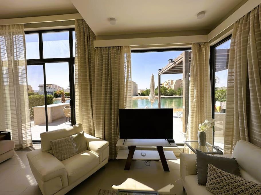 Luminous 4BR Villa, Free Pool & Lagoon Access At Gouna view 5