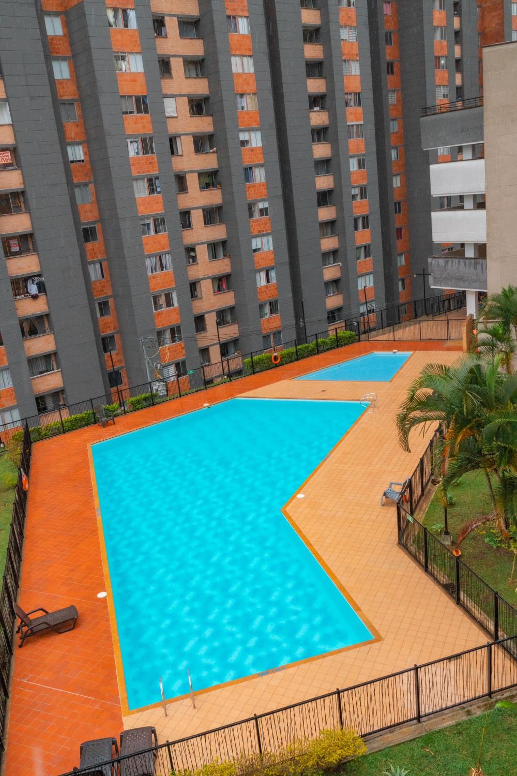 Hermosa vista , y acogedor apto con piscina