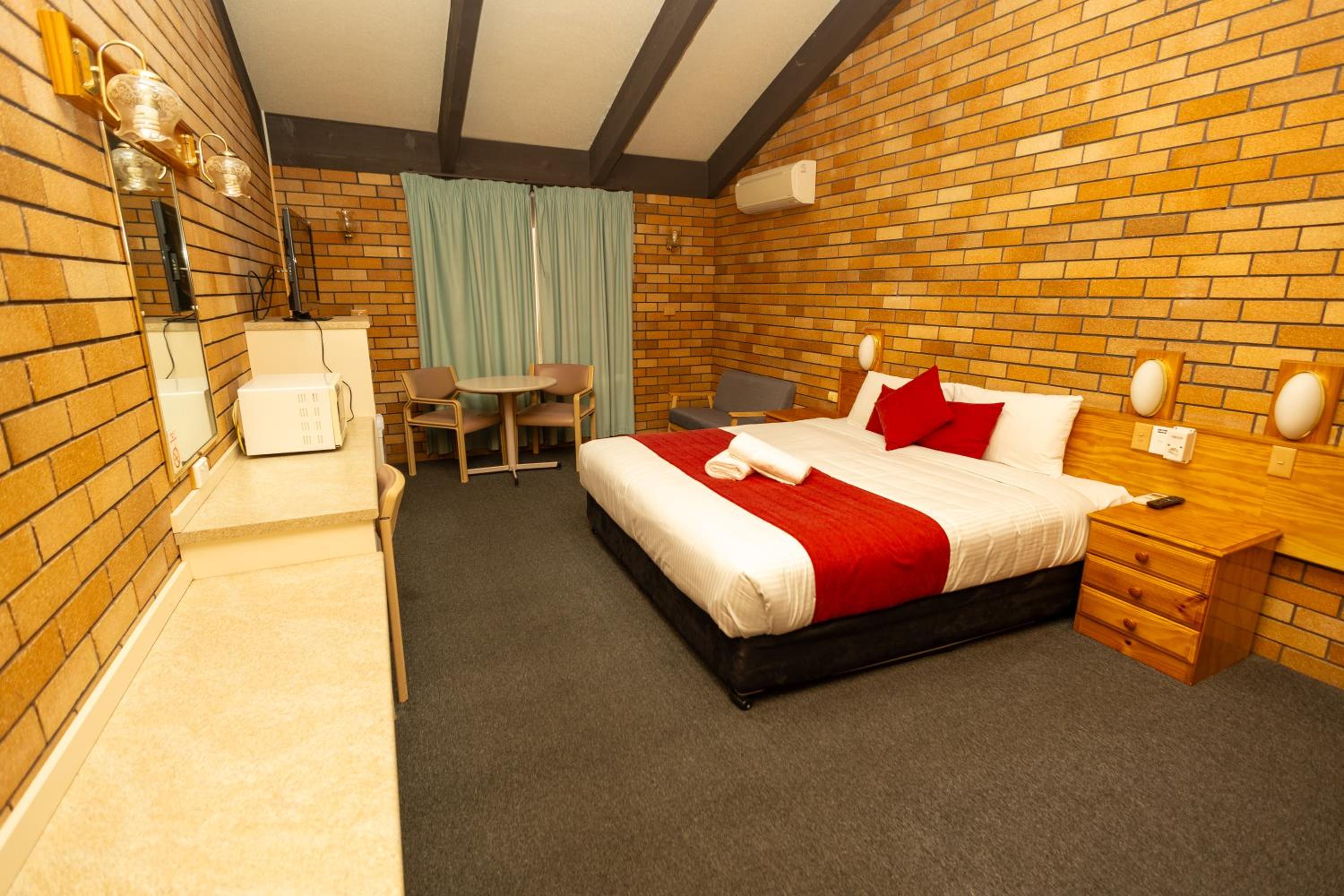 All Travellers Motor Inn