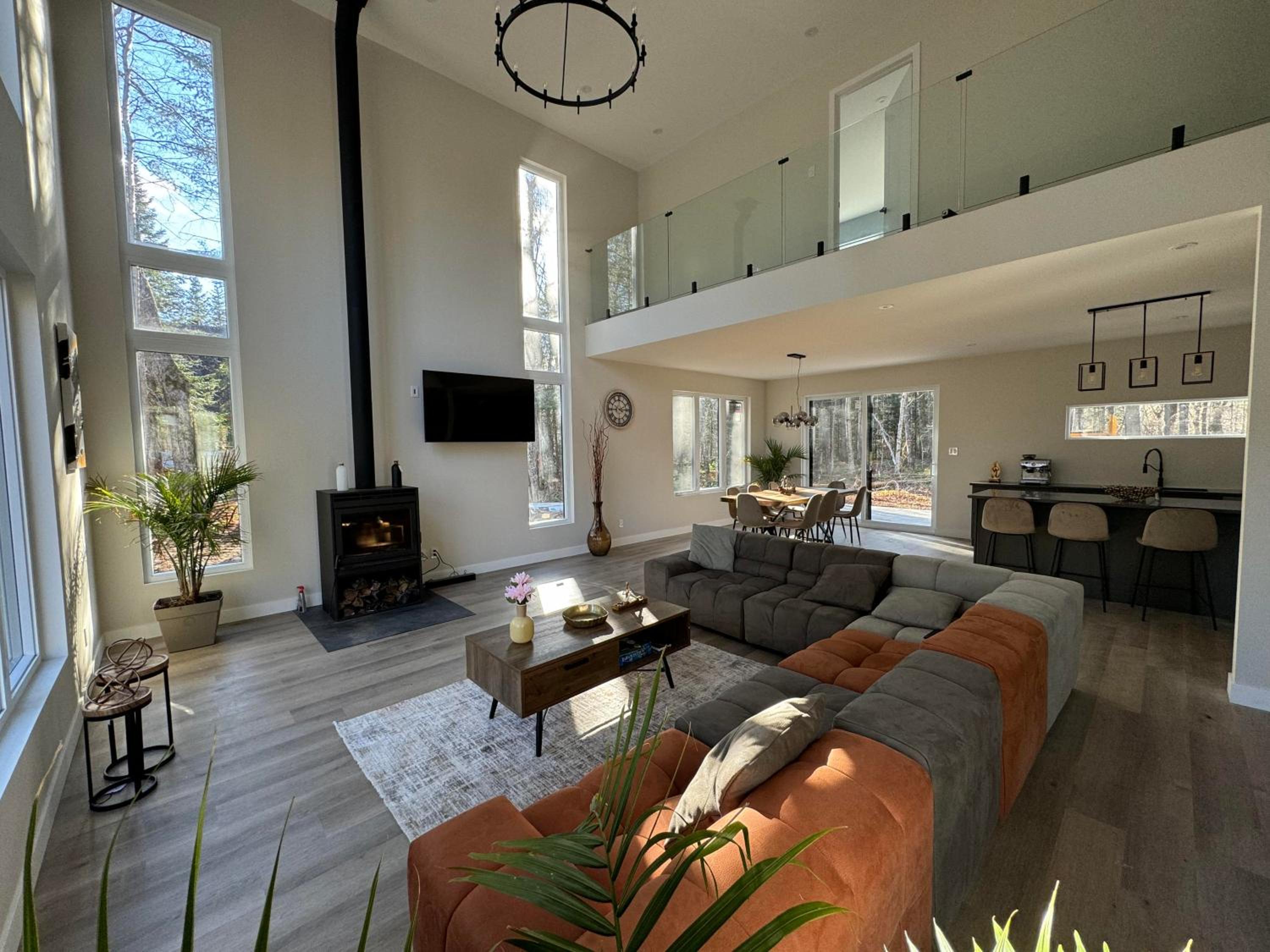 Modern Luxury 4-Bedroom Home by Mont-Tremblant Ski Resort