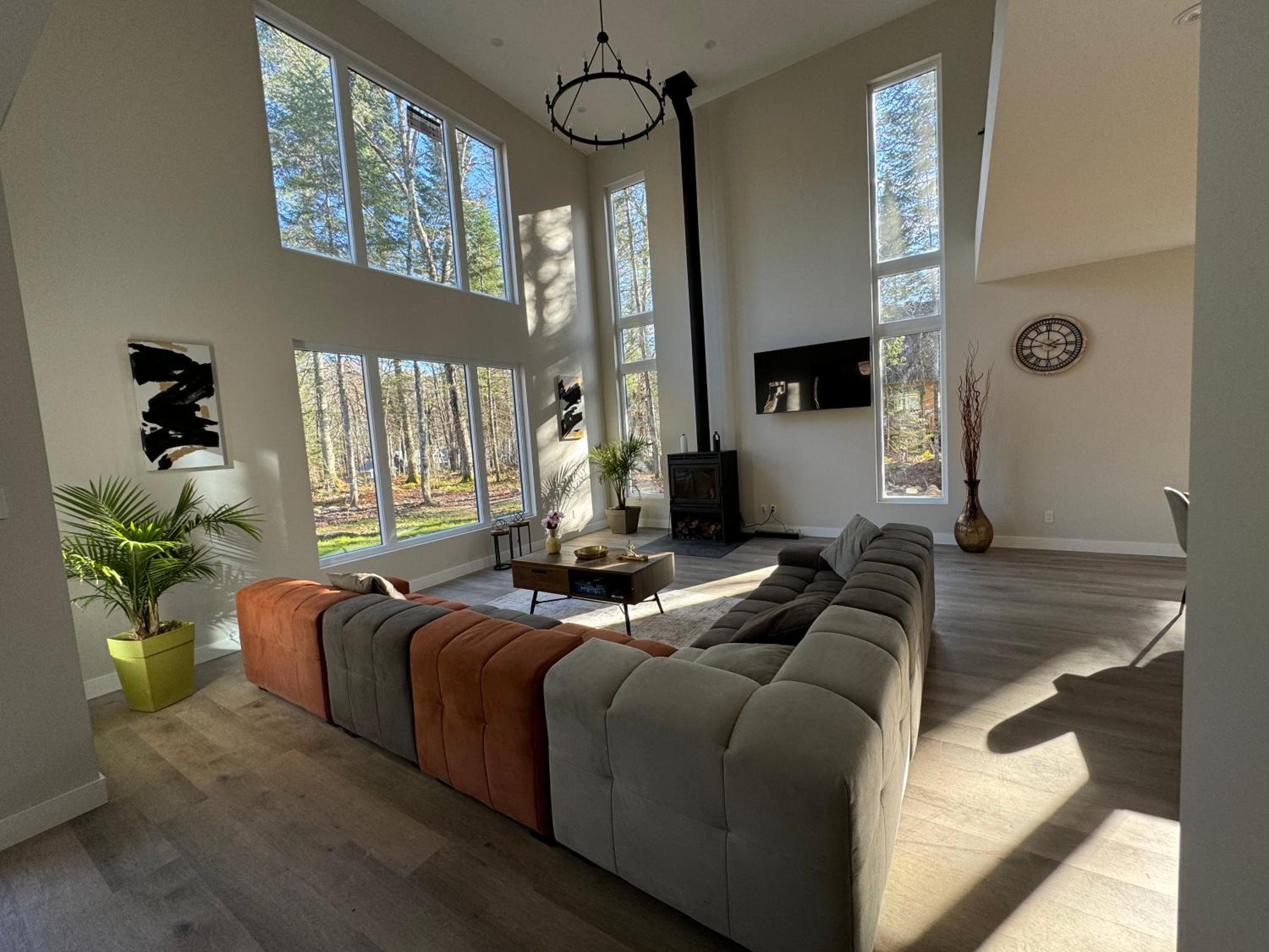 Modern Luxury 4-Bedroom Home by Mont-Tremblant Ski Resort