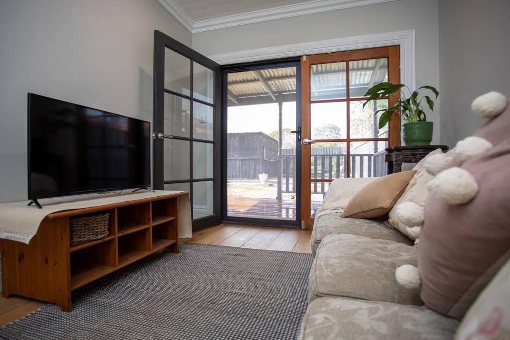 Oxbridge- period home in central Goulburn