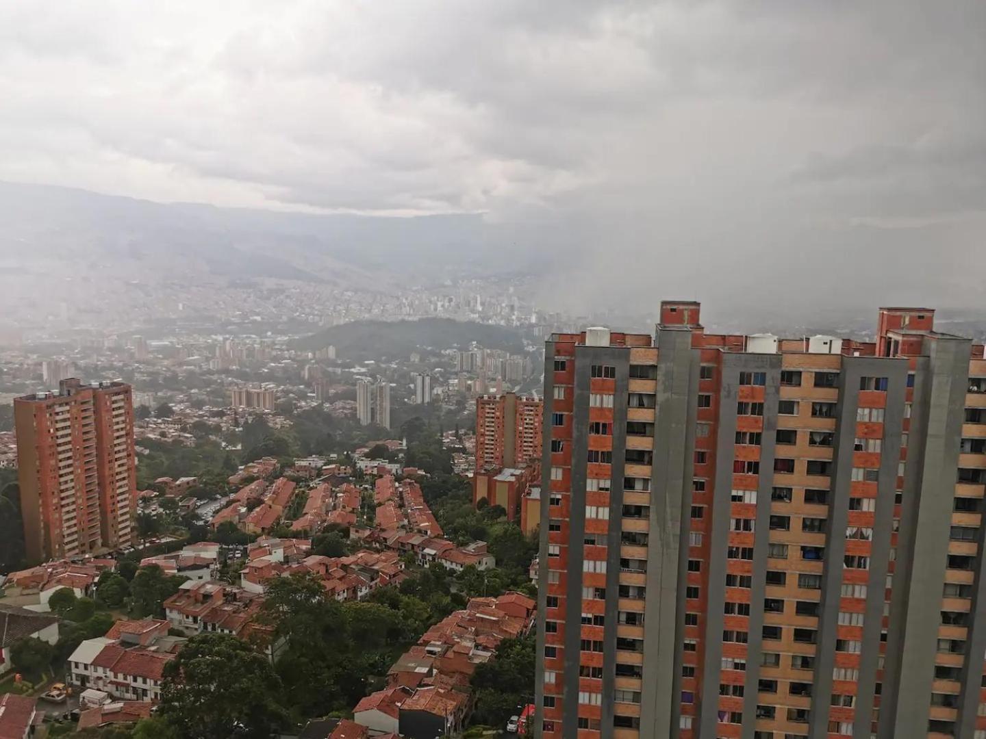 Hermosa vista , y acogedor apto con piscina