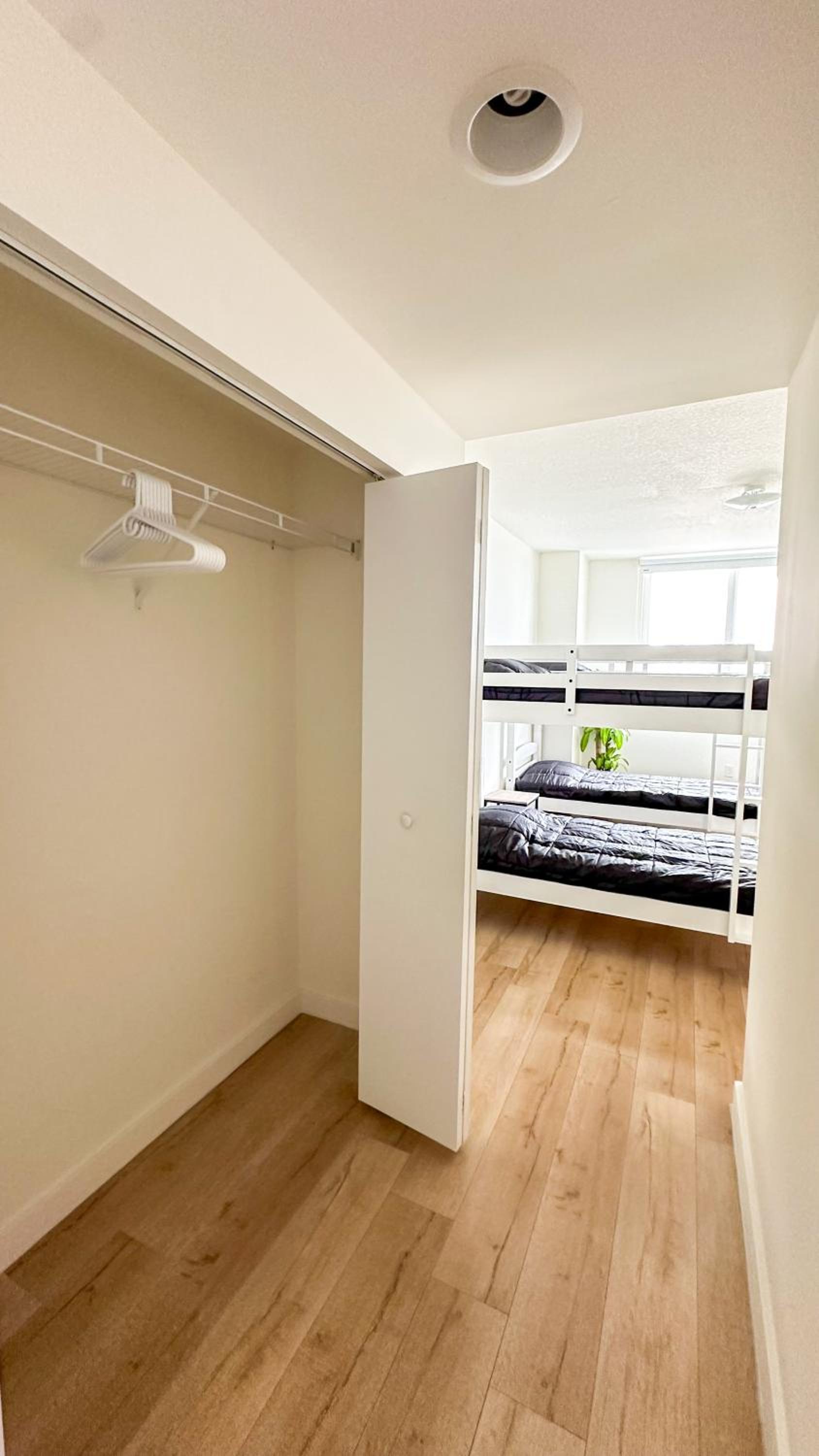 Shared Loft with City View, Gym, Pool in Downtown