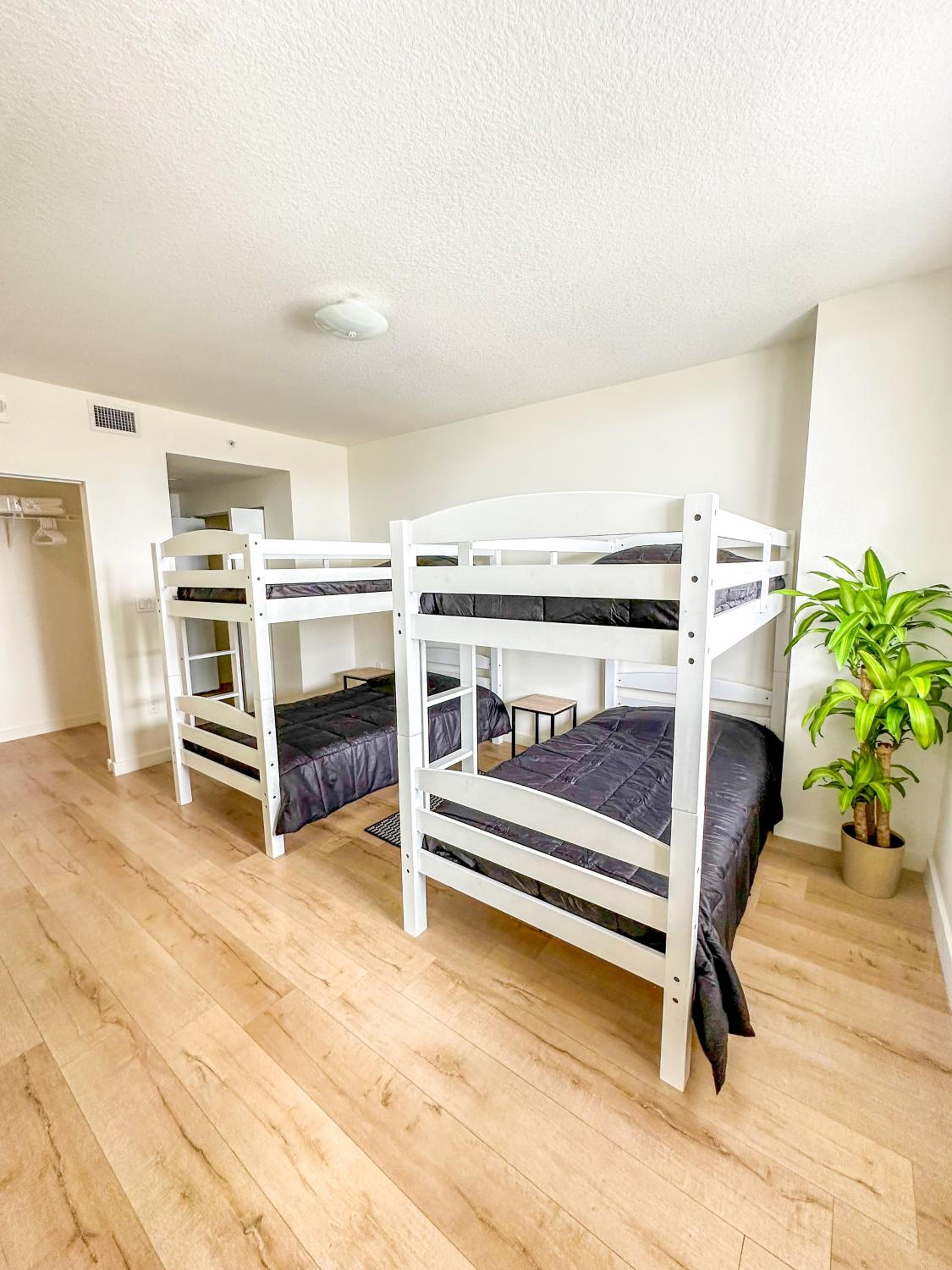Shared Loft with City View, Gym, Pool in Downtown