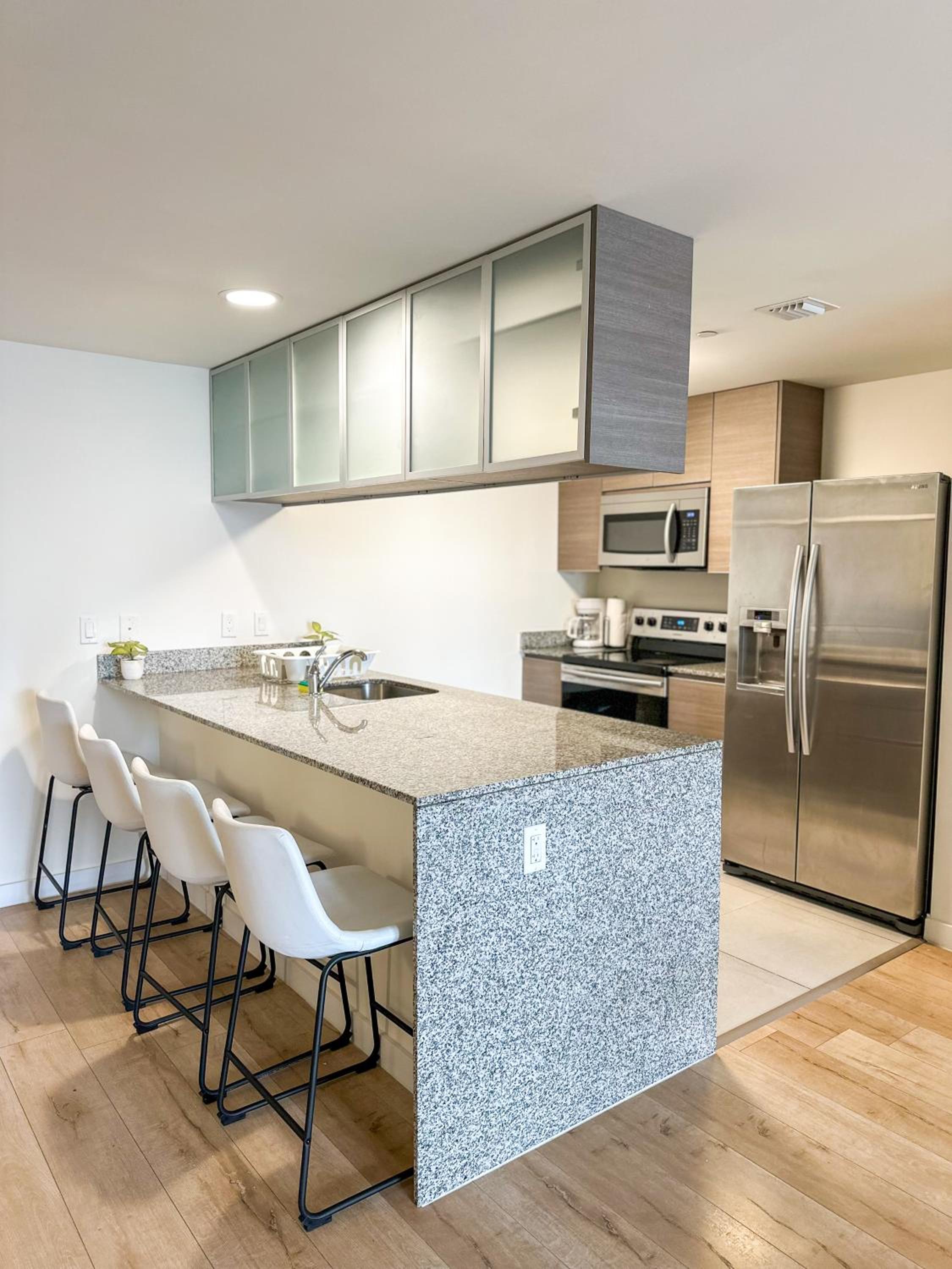 Shared Loft with City View, Gym, Pool in Downtown
