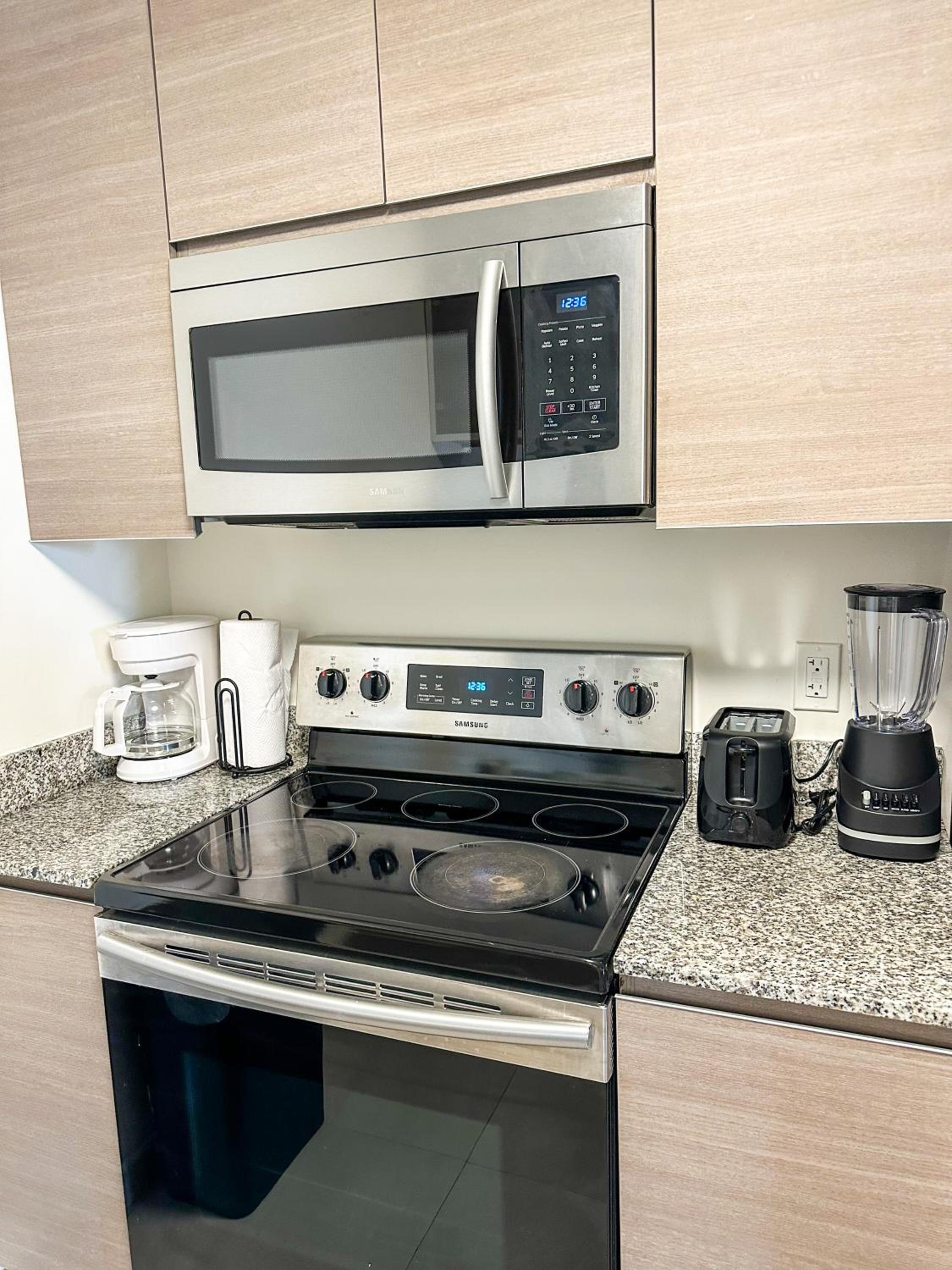 Shared Loft with City View, Gym, Pool in Downtown