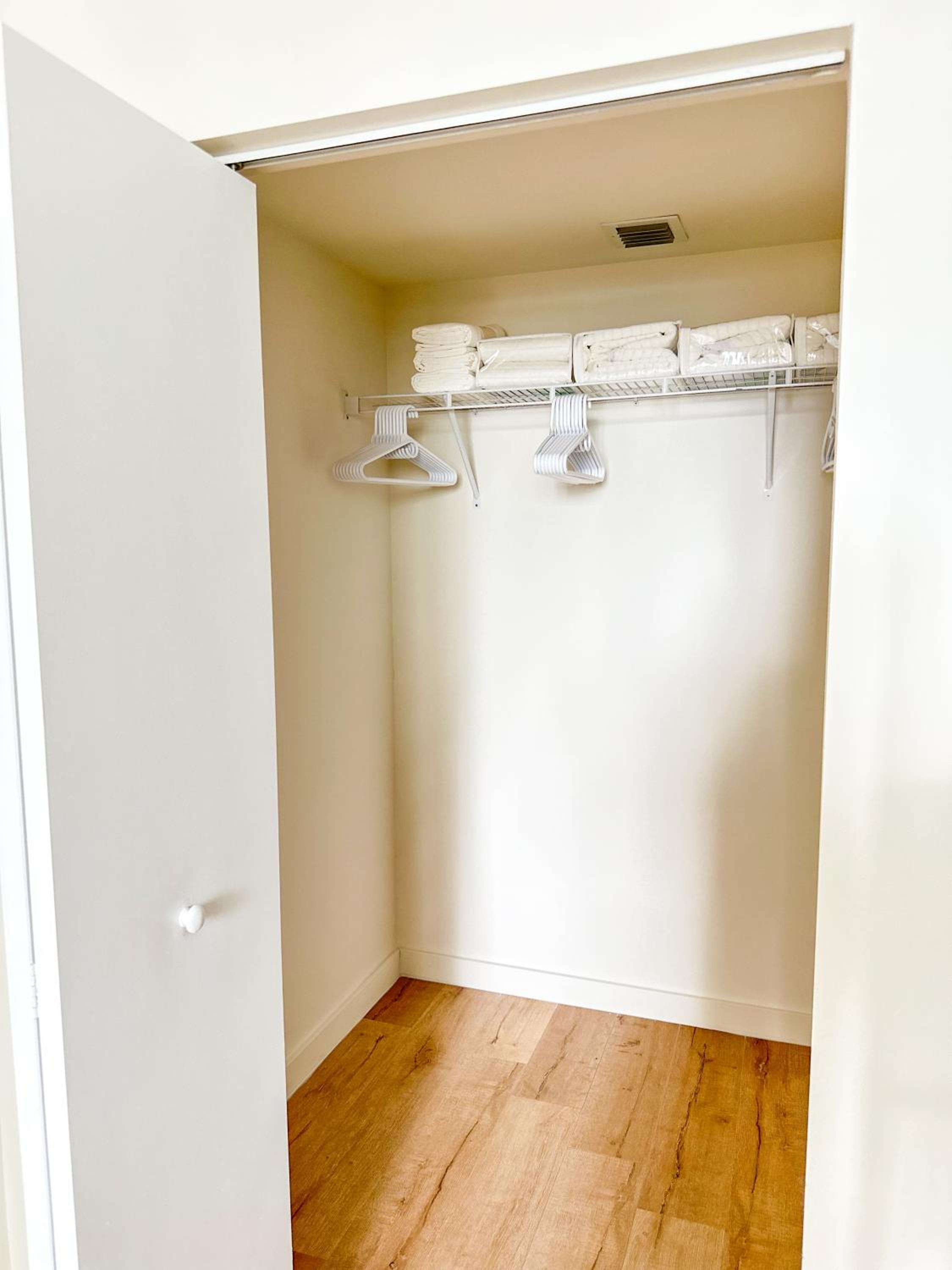 Shared Loft with City View, Gym, Pool in Downtown