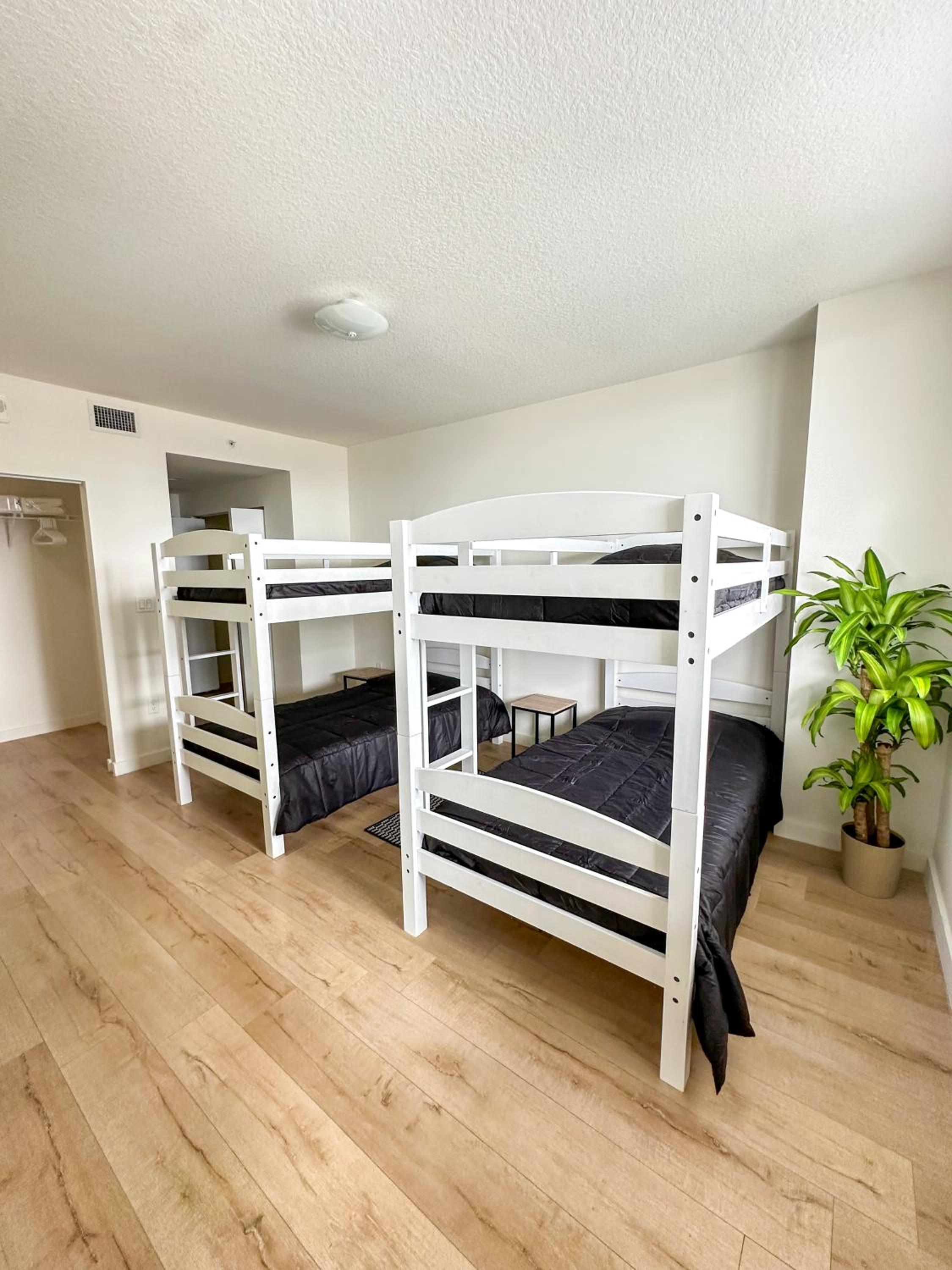 Shared Loft with City View, Gym, Pool in Downtown