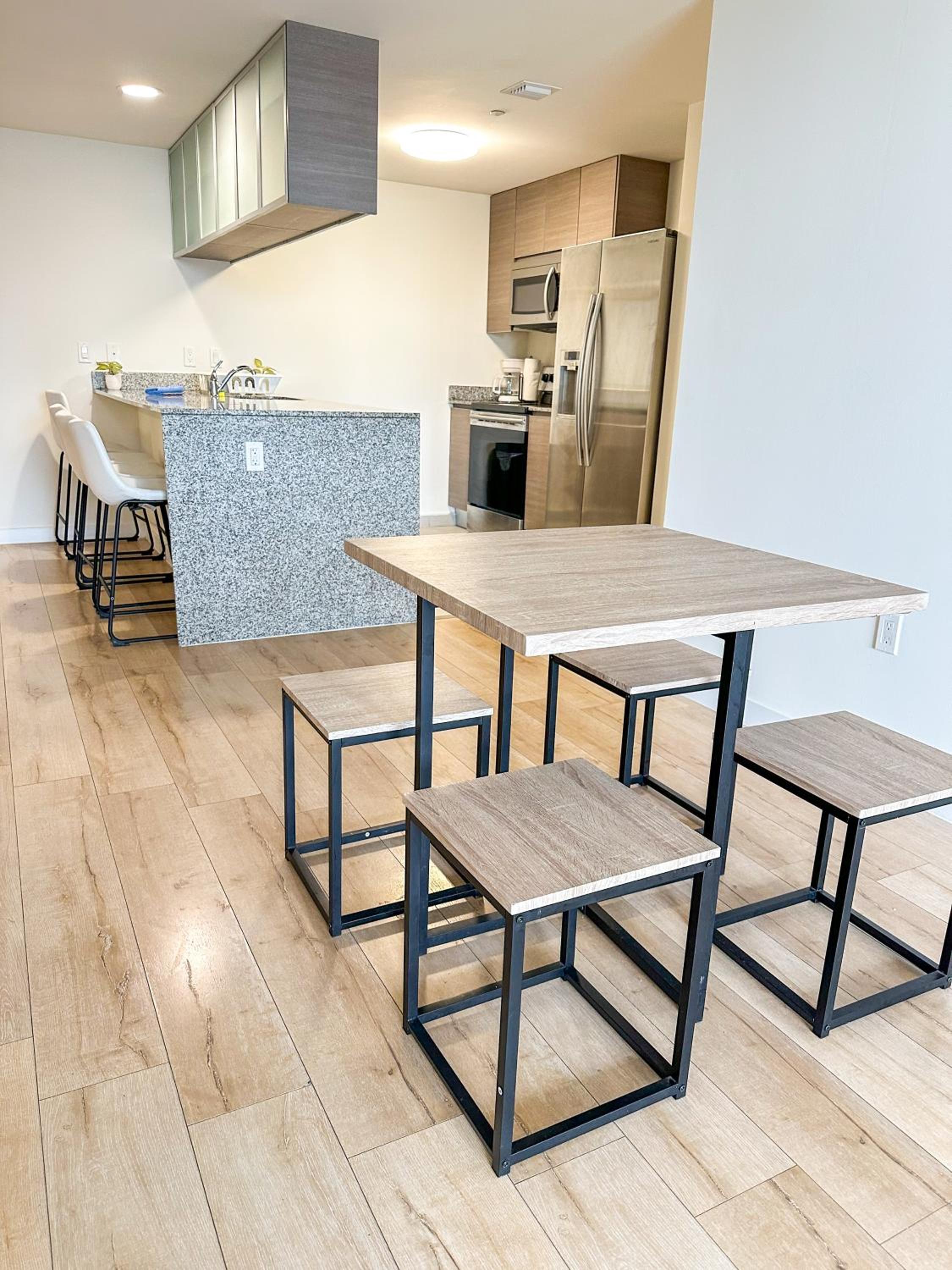 Shared Loft with City View, Gym, Pool in Downtown