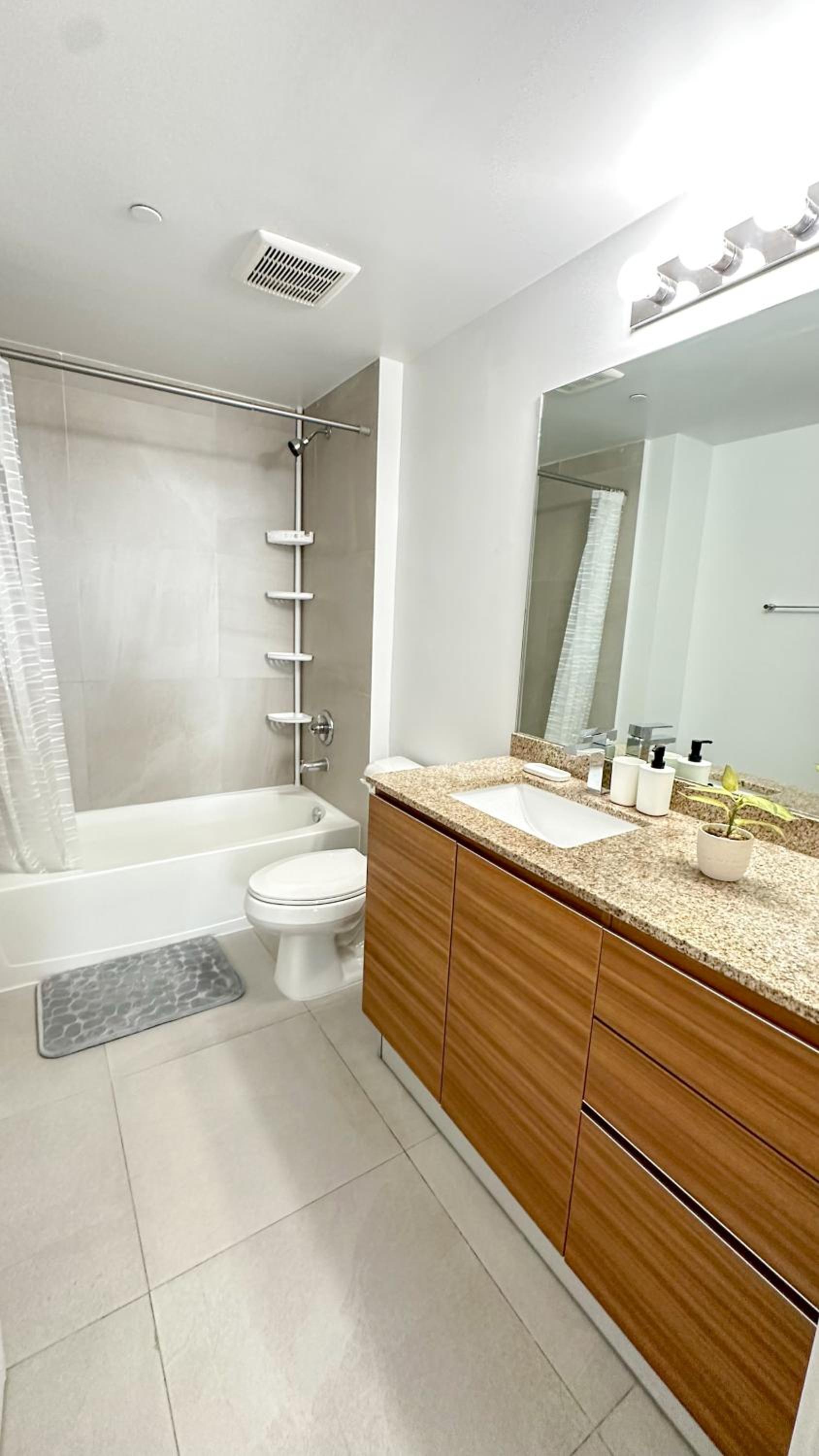 Shared Loft with City View, Gym, Pool in Downtown