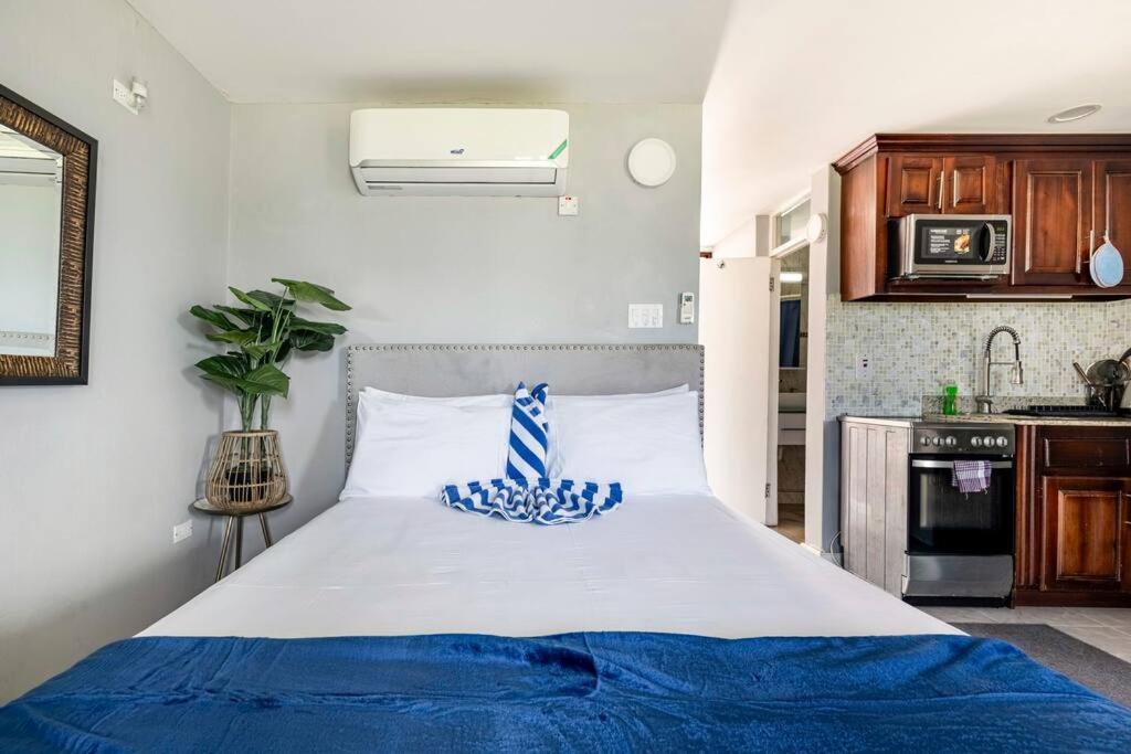 Seaside loft with pool, Sea Castles, Montego Bay view 4