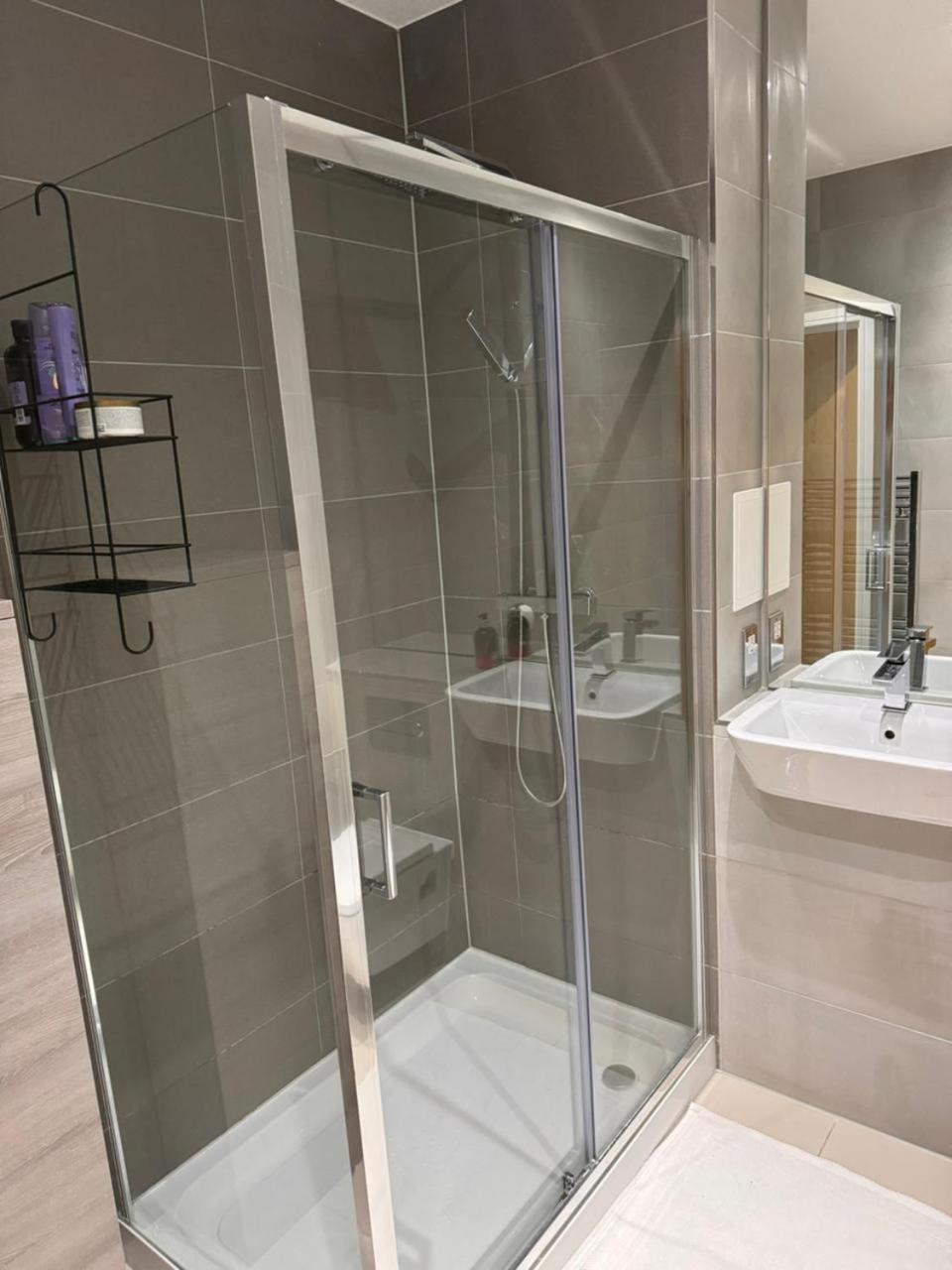3-bed 2-bath designer apt in Canada Water