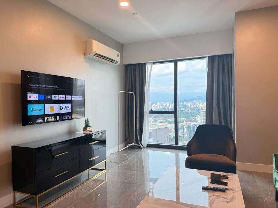 Facestyle Infinity Pool KLCC Smart TV Free WiFi Two Bedroom
